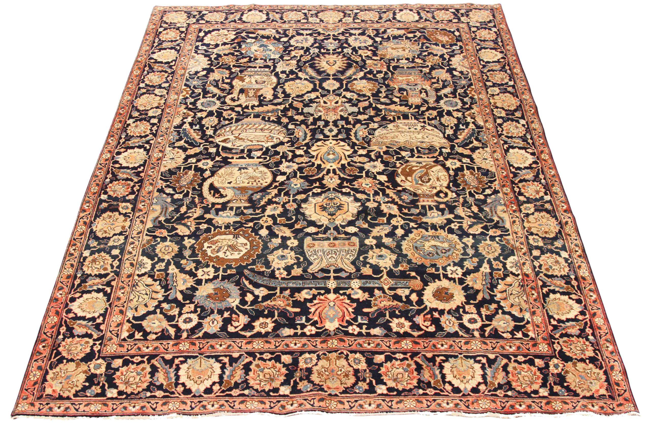Scopri l'eleganza del Khoi persiano, caratterizzato da una splendida lavorazione artigianale del 1880 circa. Progettato con una meticolosa attenzione ai dettagli, questo design esclusivo è perfetto per valorizzare il tuo spazio.