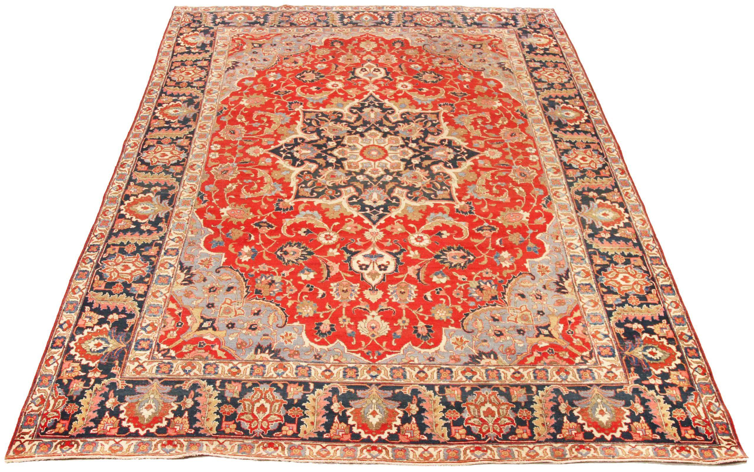 Scopri l'eleganza del Khoi persiano, caratterizzato da una splendida lavorazione artigianale del 1880 circa. Progettato con una meticolosa attenzione ai dettagli, questo design esclusivo è perfetto per valorizzare il tuo spazio.