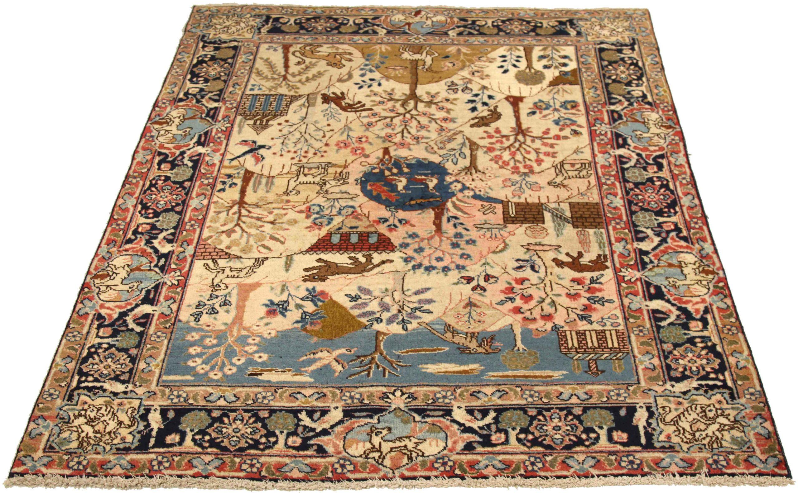 Scopri l'eleganza del tappeto persiano Khoi di piccole dimensioni del 1910. Progettato con lana e blu-avorio-rosa, questo design esclusivo è perfetto per valorizzare il tuo spazio.