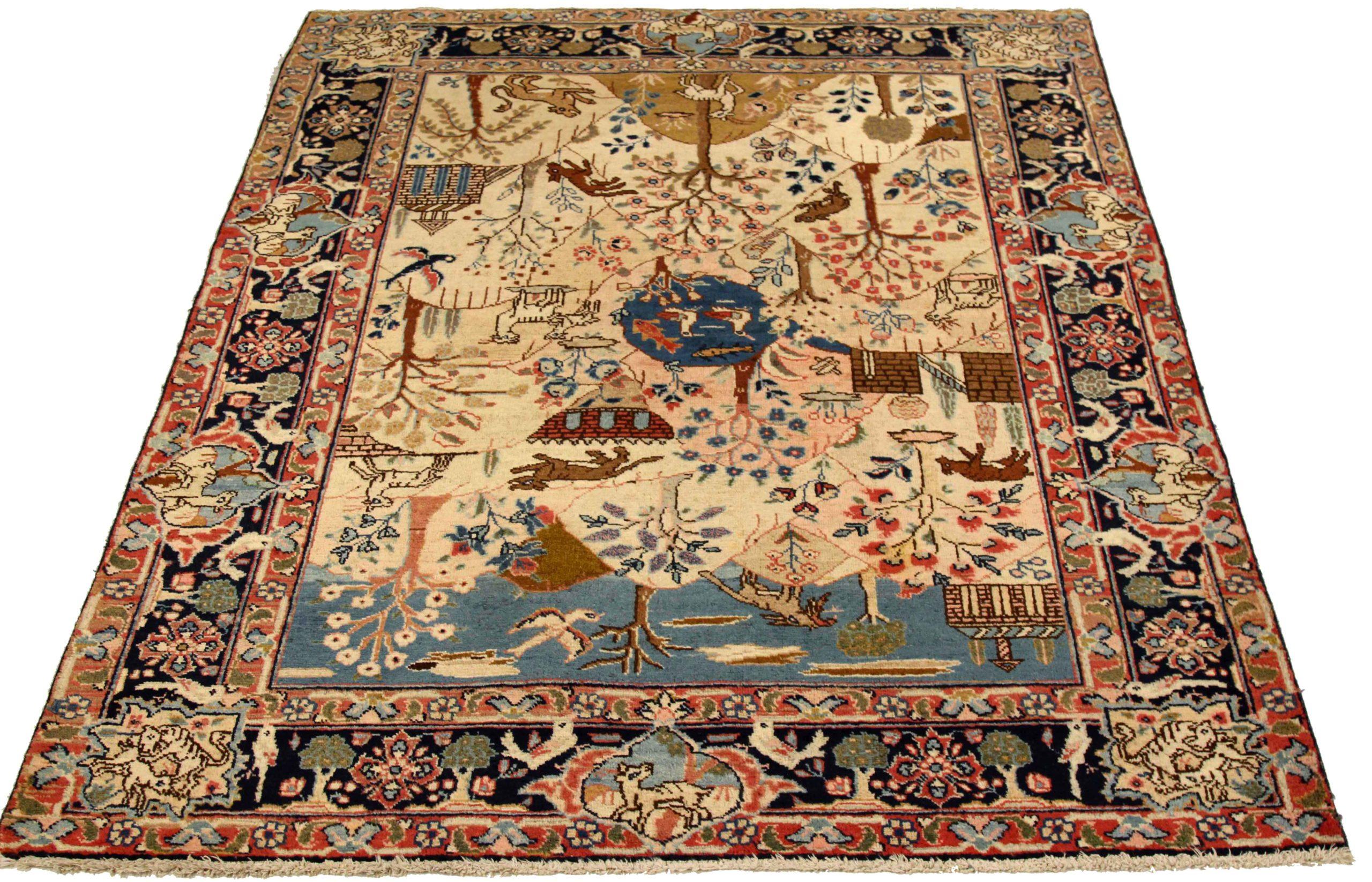 Entdecken Sie die Eleganz des persischen Khoi mit dem kleinen Teppich von CIRCA 1910. Dieses exklusive Design aus Wolle und Blau-Elfenbein-Rot ist perfekt, um Ihren Raum zu verschönern.