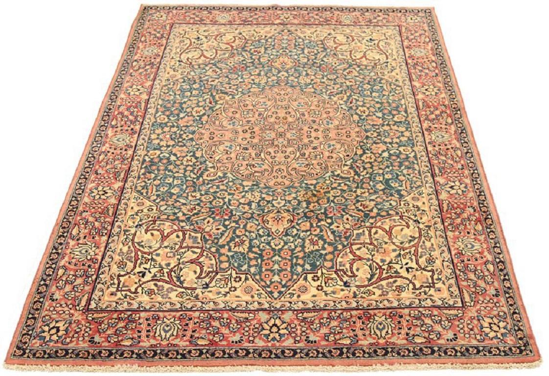 Scopri l'eleganza del tappeto persiano Khoi di piccole dimensioni del 1940. Progettato con lana e blu-avorio-marino-rosa, questo design esclusivo è perfetto per valorizzare il tuo spazio.