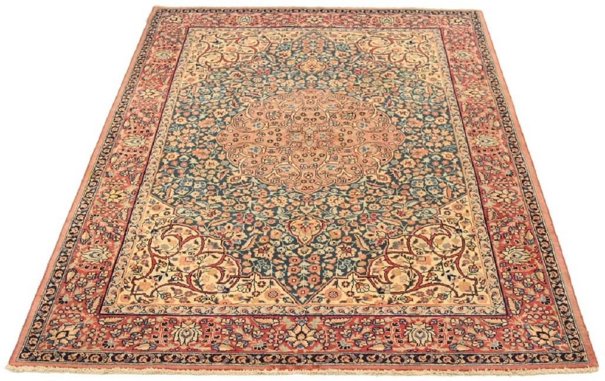 Entdecken Sie die Eleganz des persischen Khoi mit dem kleinen Teppich von CIRCA 1940. Dieses exklusive Design aus Wolle und ElfenbeinMarineblauRosa ist perfekt, um Ihren Raum zu verschönern.
