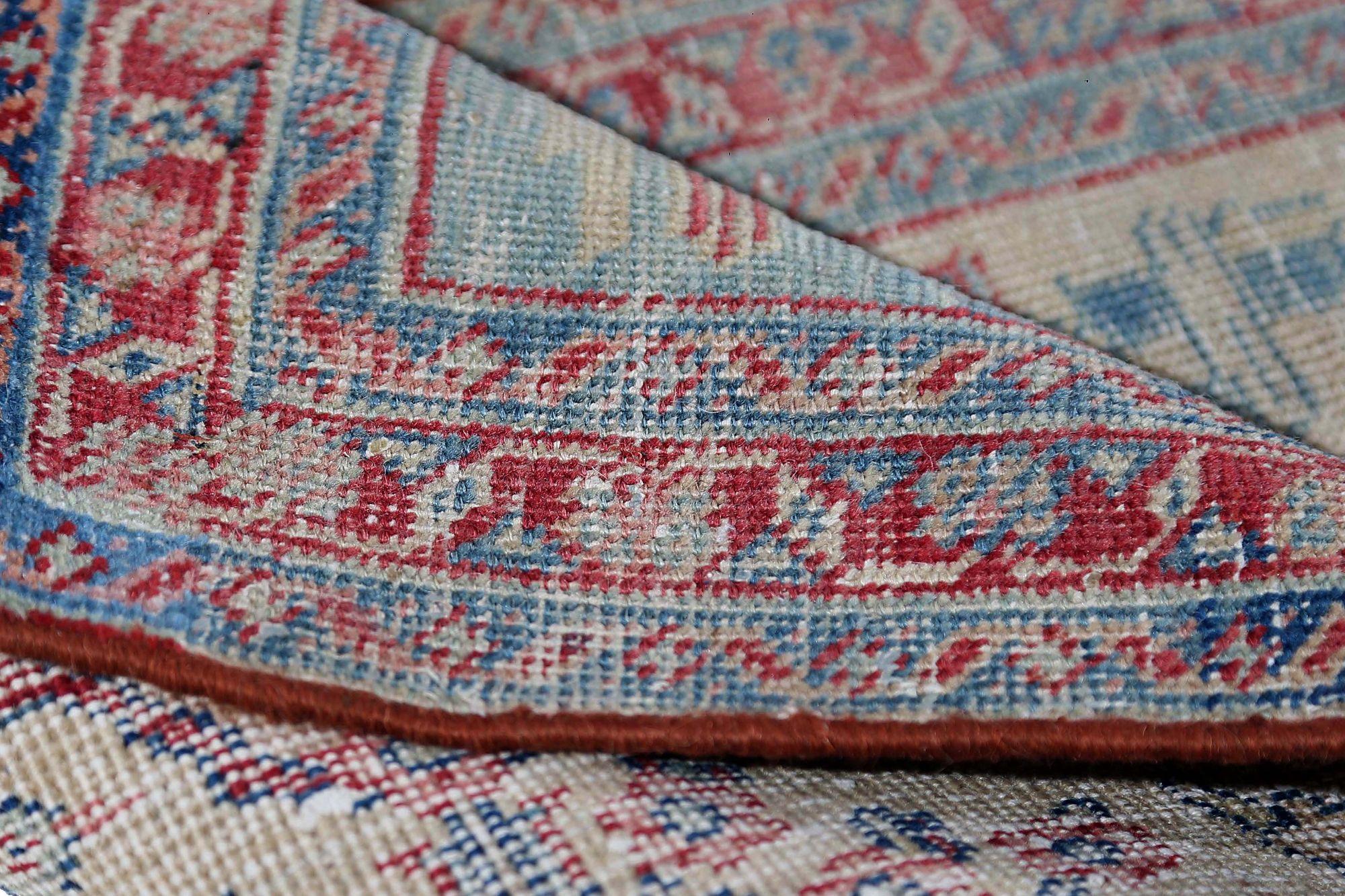 Entdecken Sie die Eleganz des persischen Khoi mit dem kleinen Teppich von CIRCA 1880. Dieses exklusive Design aus Wolle und Elfenbein ist perfekt, um Ihren Raum zu verschönern.