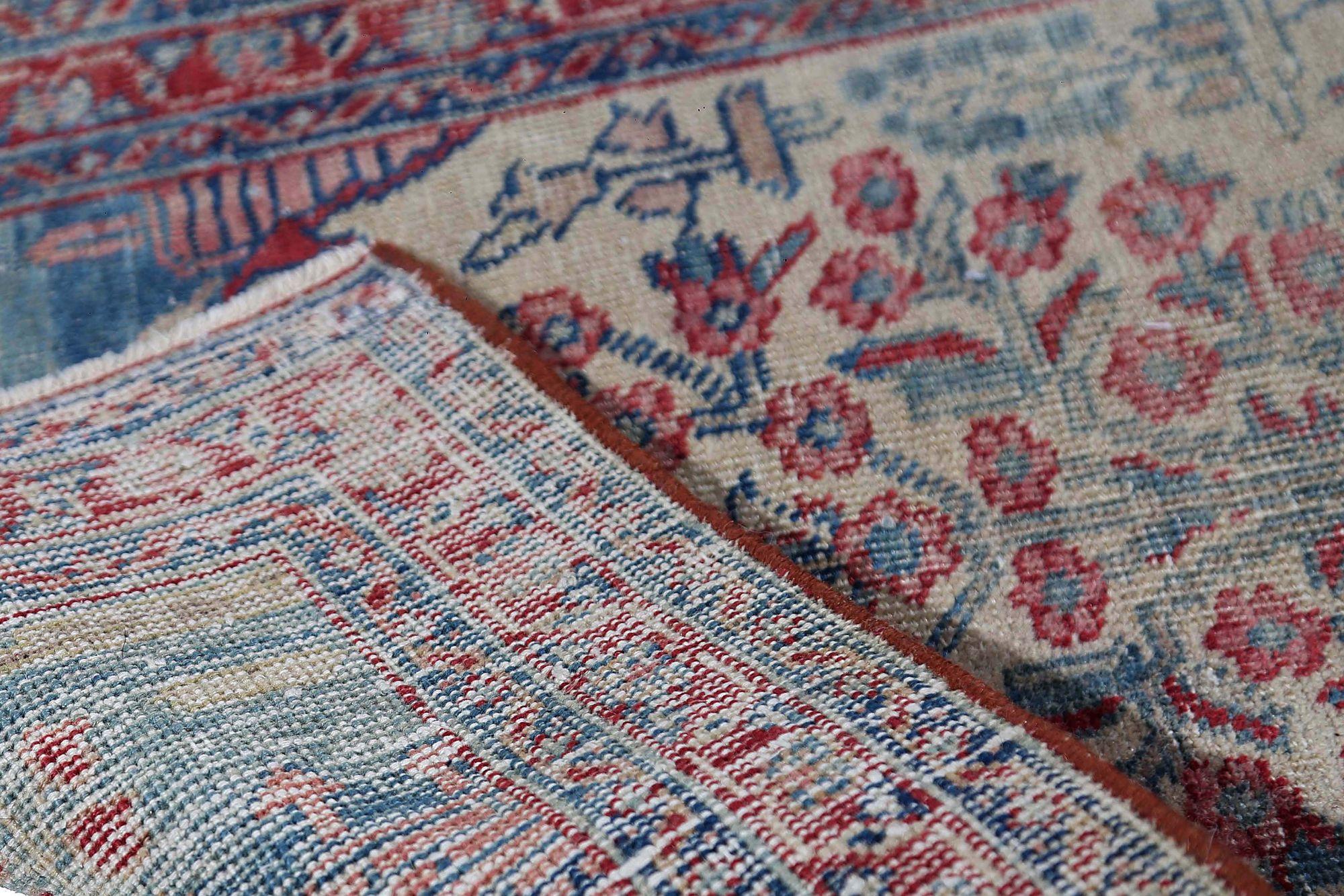 Entdecken Sie die Eleganz des persischen Khoi mit dem kleinen Teppich von CIRCA 1880. Dieses exklusive Design aus Wolle und Elfenbein ist perfekt, um Ihren Raum zu verschönern.