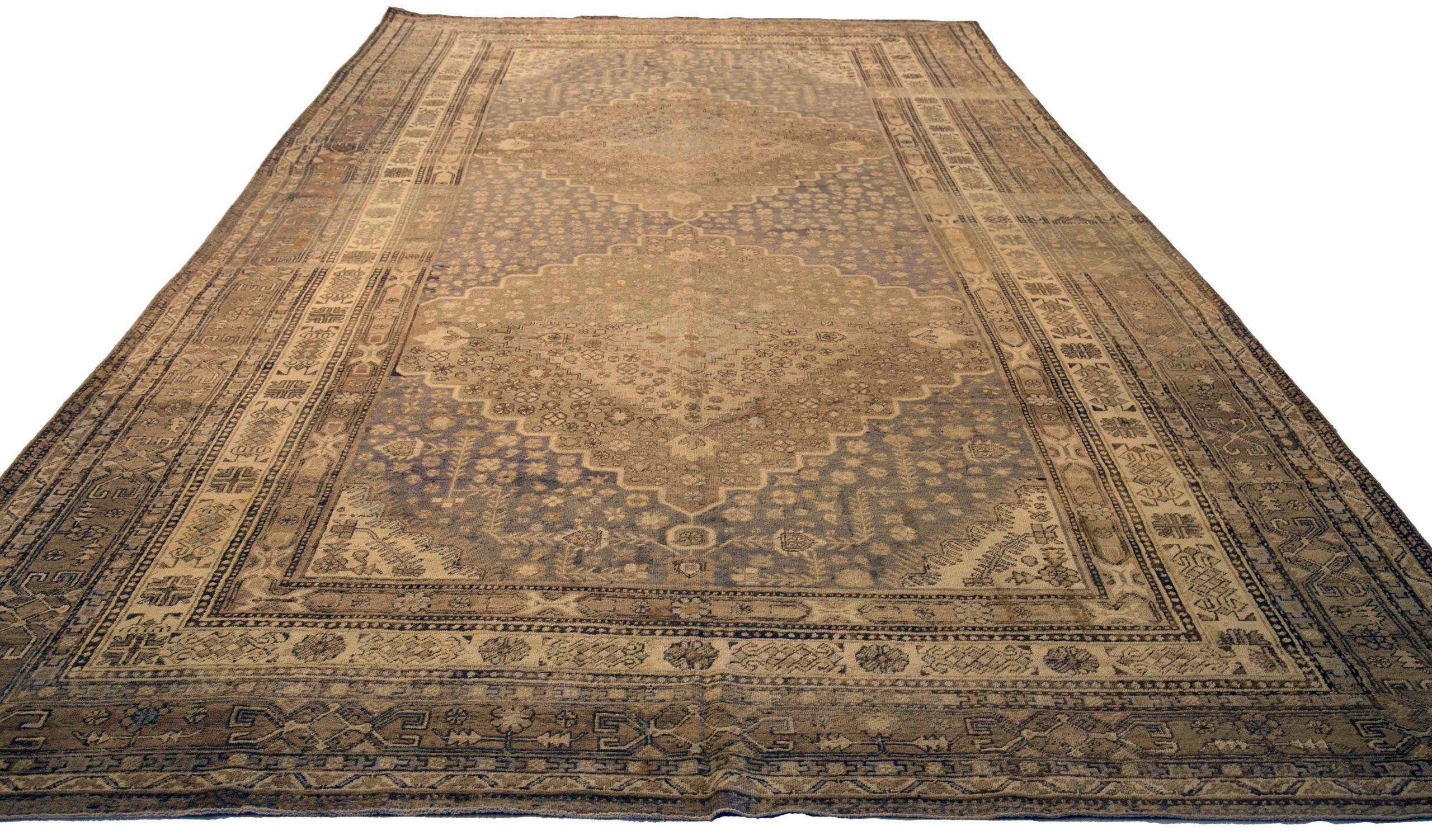 Scopri l'eleganza dei tappeti persiani Khotan, caratterizzati da tappeti d'area CIRCA 1880. Progettato con una meticolosa attenzione ai dettagli, questo design esclusivo è perfetto per valorizzare il tuo spazio.