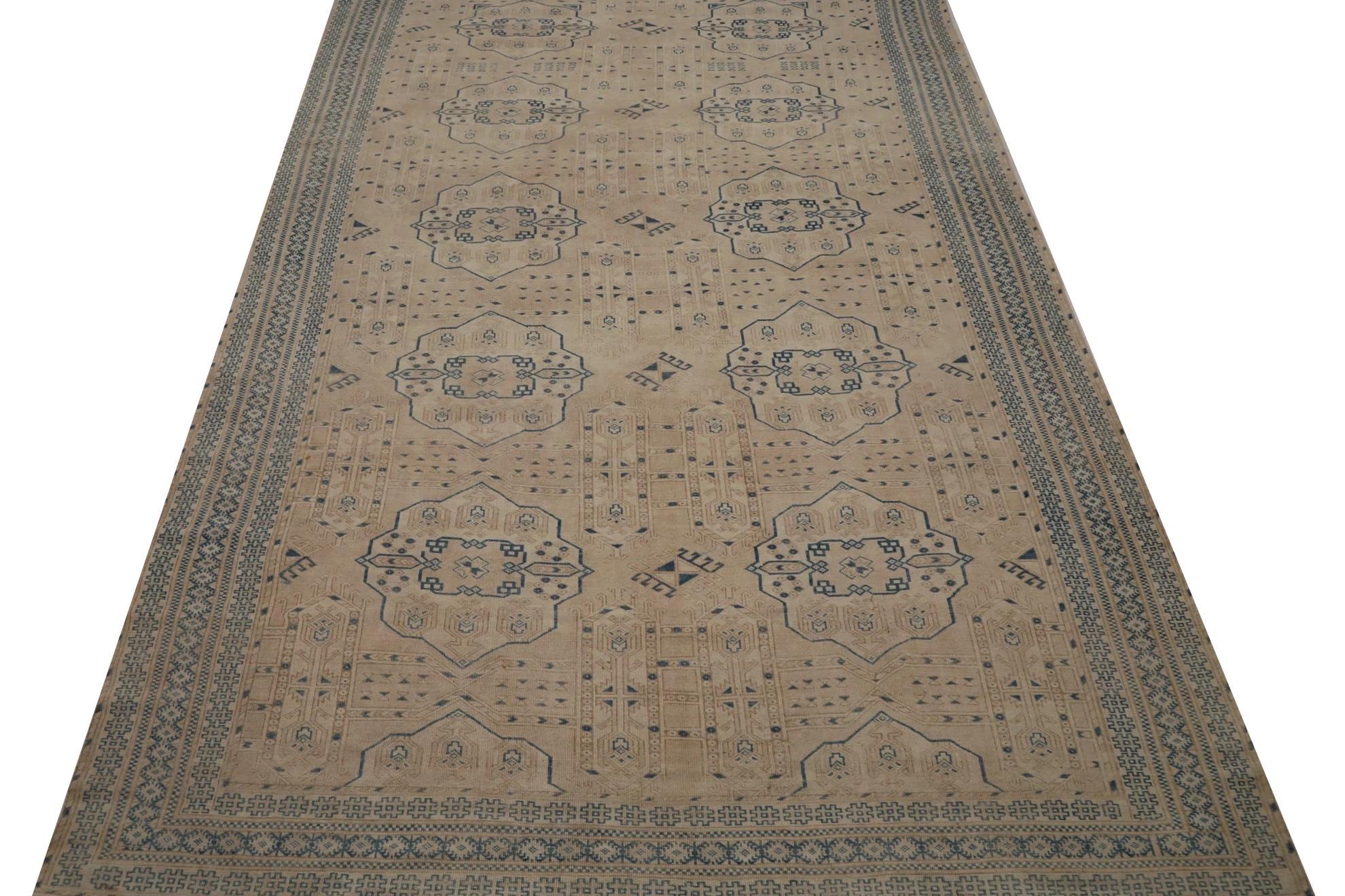 Entdecken Sie die Eleganz des persischen Khotan mit Teppichen um 1990. Dieses exklusive Design aus Wolle und BlueIvoryTaupe ist perfekt, um Ihren Raum zu verschönern.