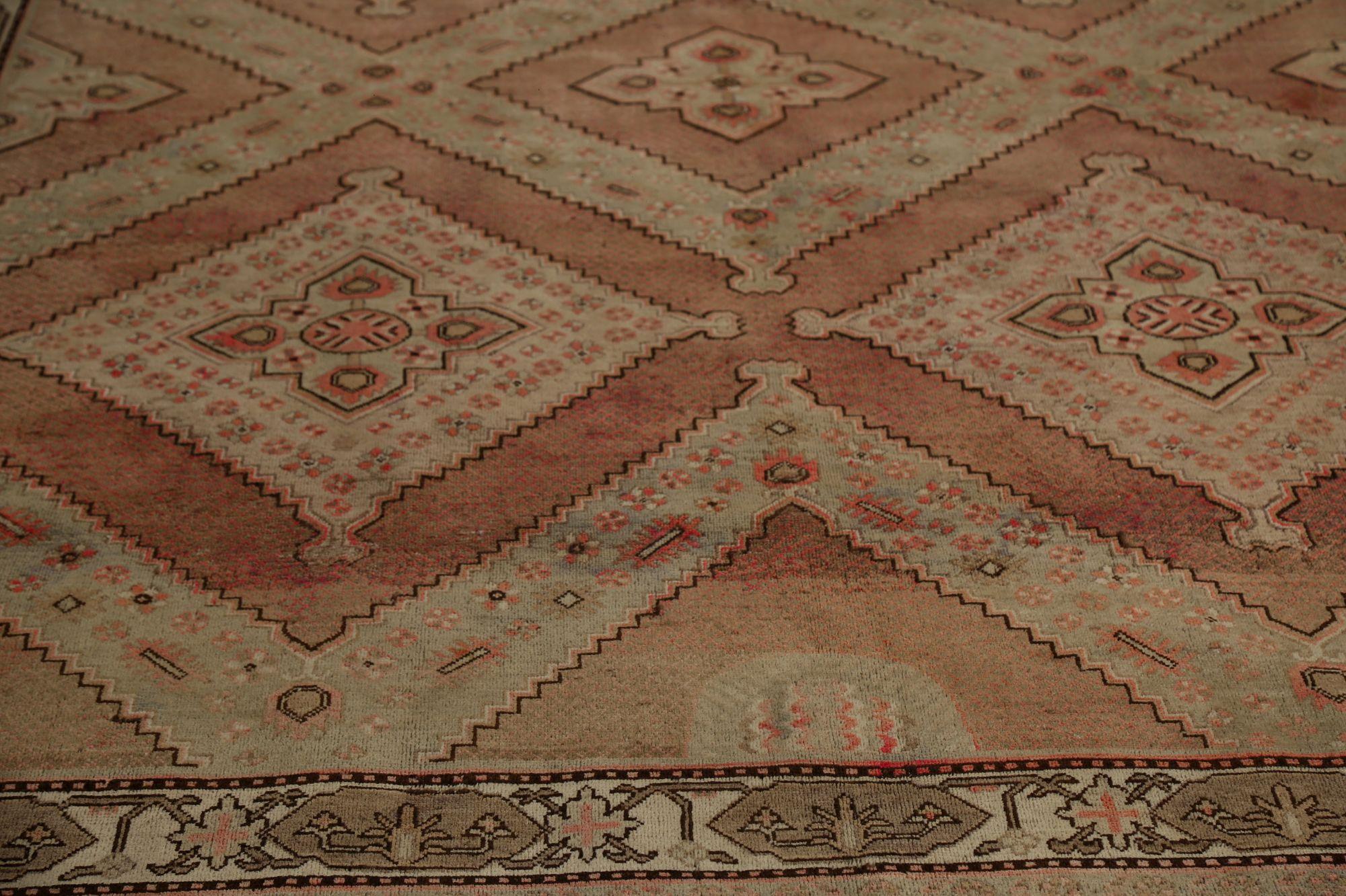 Entdecken Sie die Eleganz des persischen Khotan mit Teppichen um 1910. Dieses exklusive Design aus Wolle und GreenPink ist perfekt, um Ihren Raum zu verschönern.