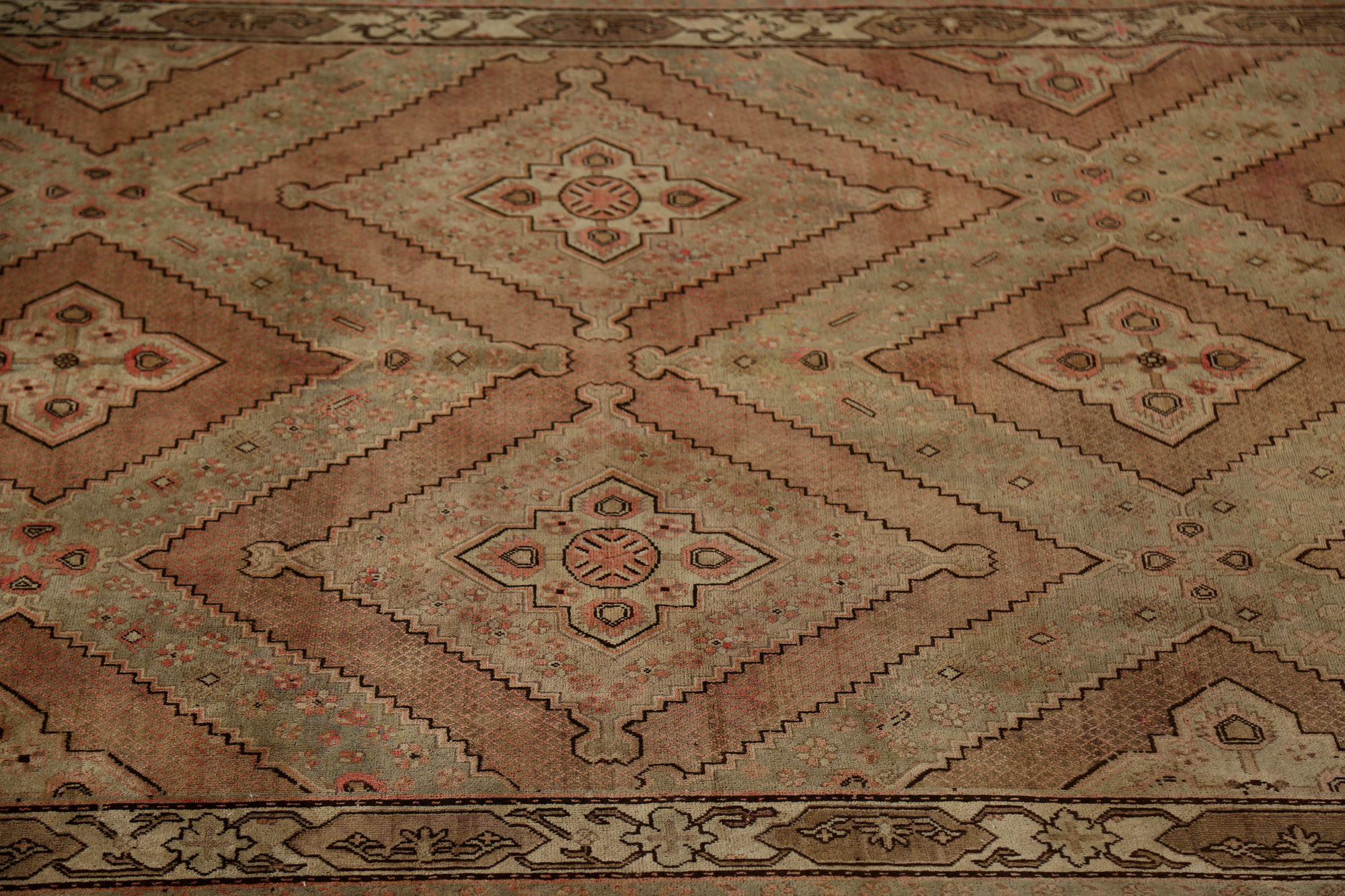 Persische Khotan-Teppiche - Wolle in Grün und Rosa mit Design - 96746 im Zustand „Hervorragend“ im Angebot in Dallas, TX