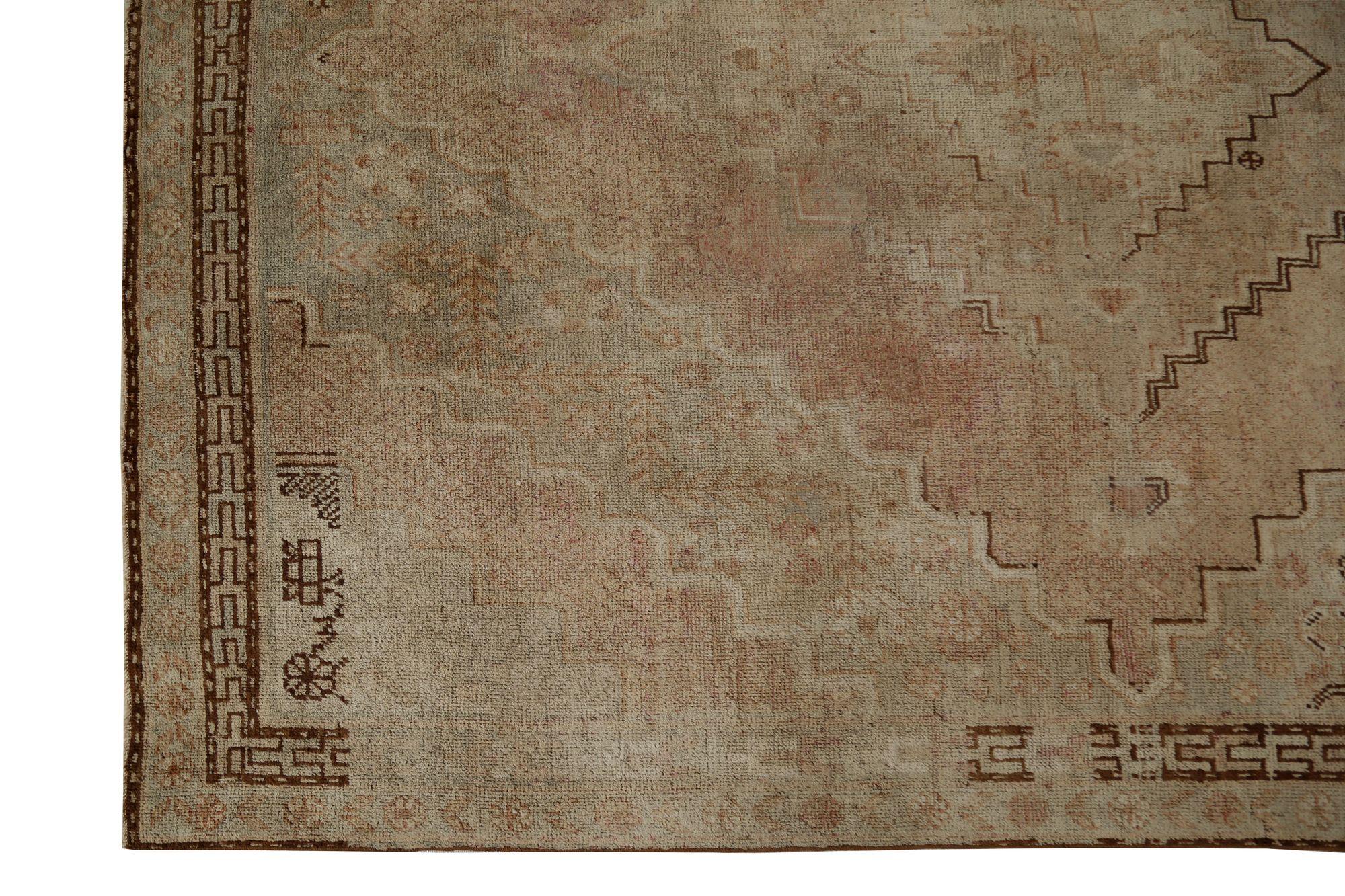 Entdecken Sie die Eleganz des persischen Khotan-Teppichs mit Läufer aus der Zeit um 1940. Dieses exklusive Design aus Wolle und BrownTaupe ist perfekt, um Ihren Raum zu verschönern.