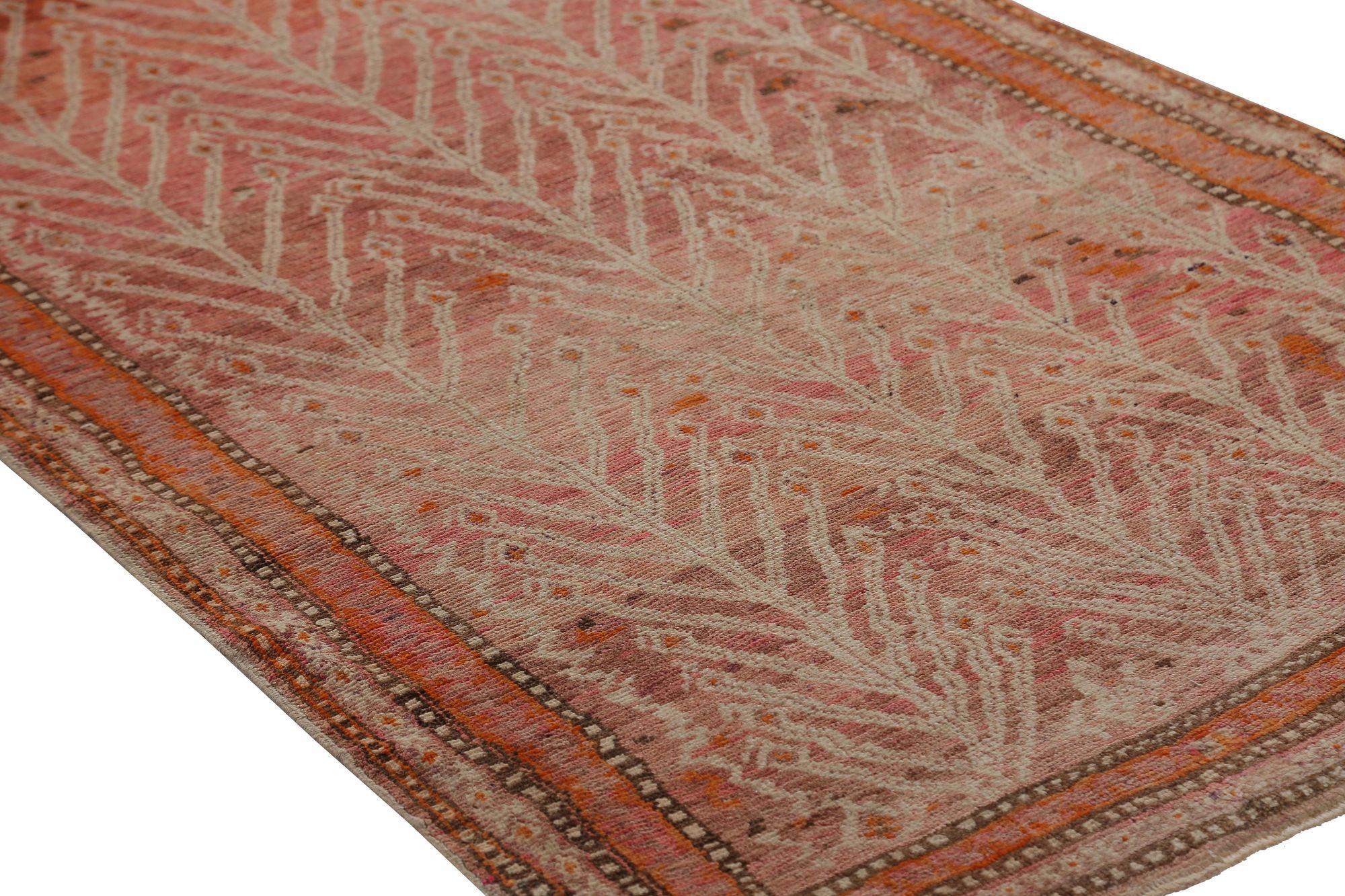 Entdecken Sie die Eleganz des persischen Khotan-Teppichs mit Läufer aus der Zeit um 1910. Dieses exklusive Design aus Wolle und PinkRed ist perfekt, um Ihren Raum zu verschönern.