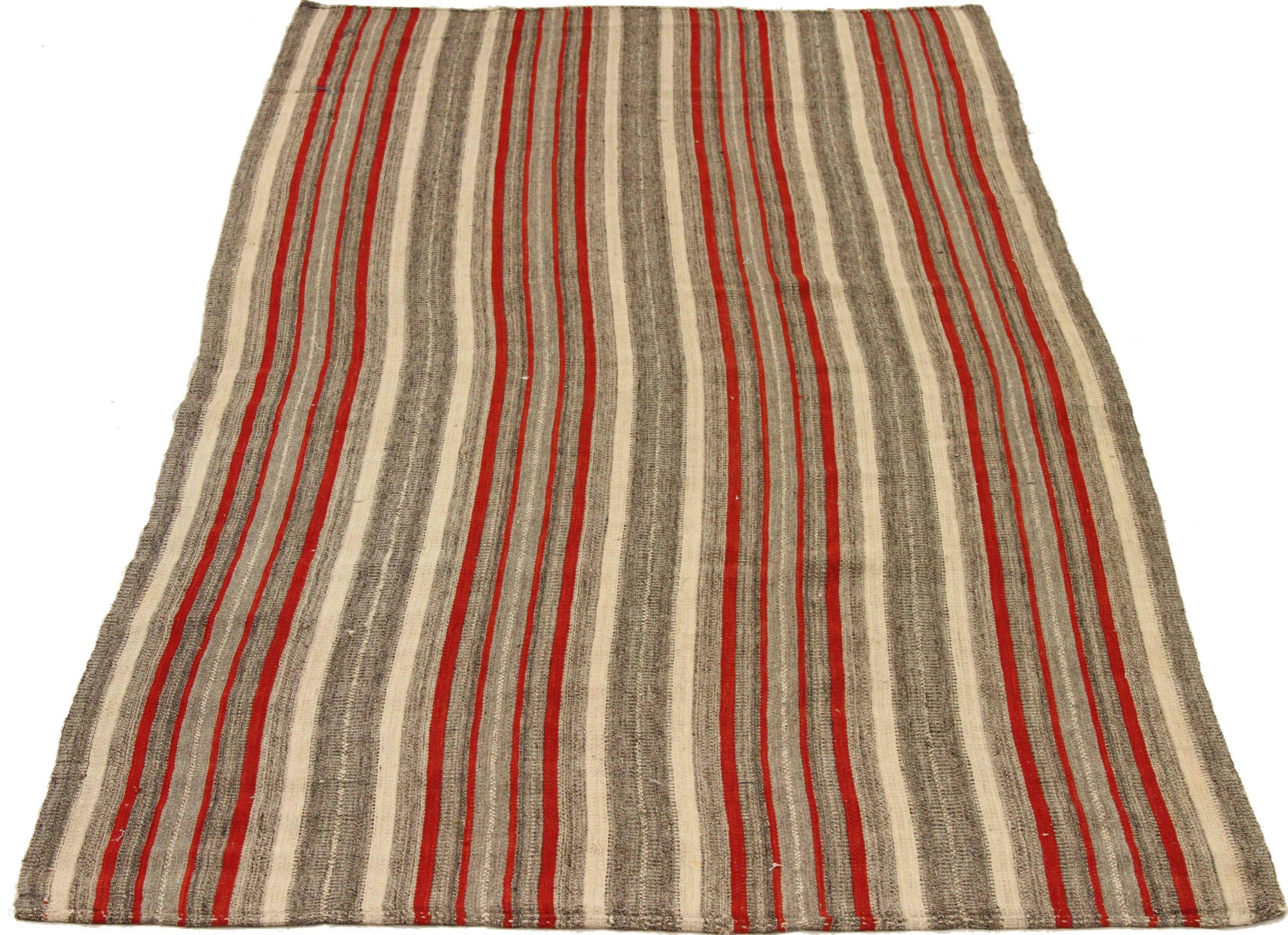 Entdecken Sie die Eleganz der persischen Kilim mit Teppichen um 1880. Dieses exklusive Design, das mit viel Liebe zum Detail entworfen wurde, ist perfekt, um Ihren Raum zu verschönern.