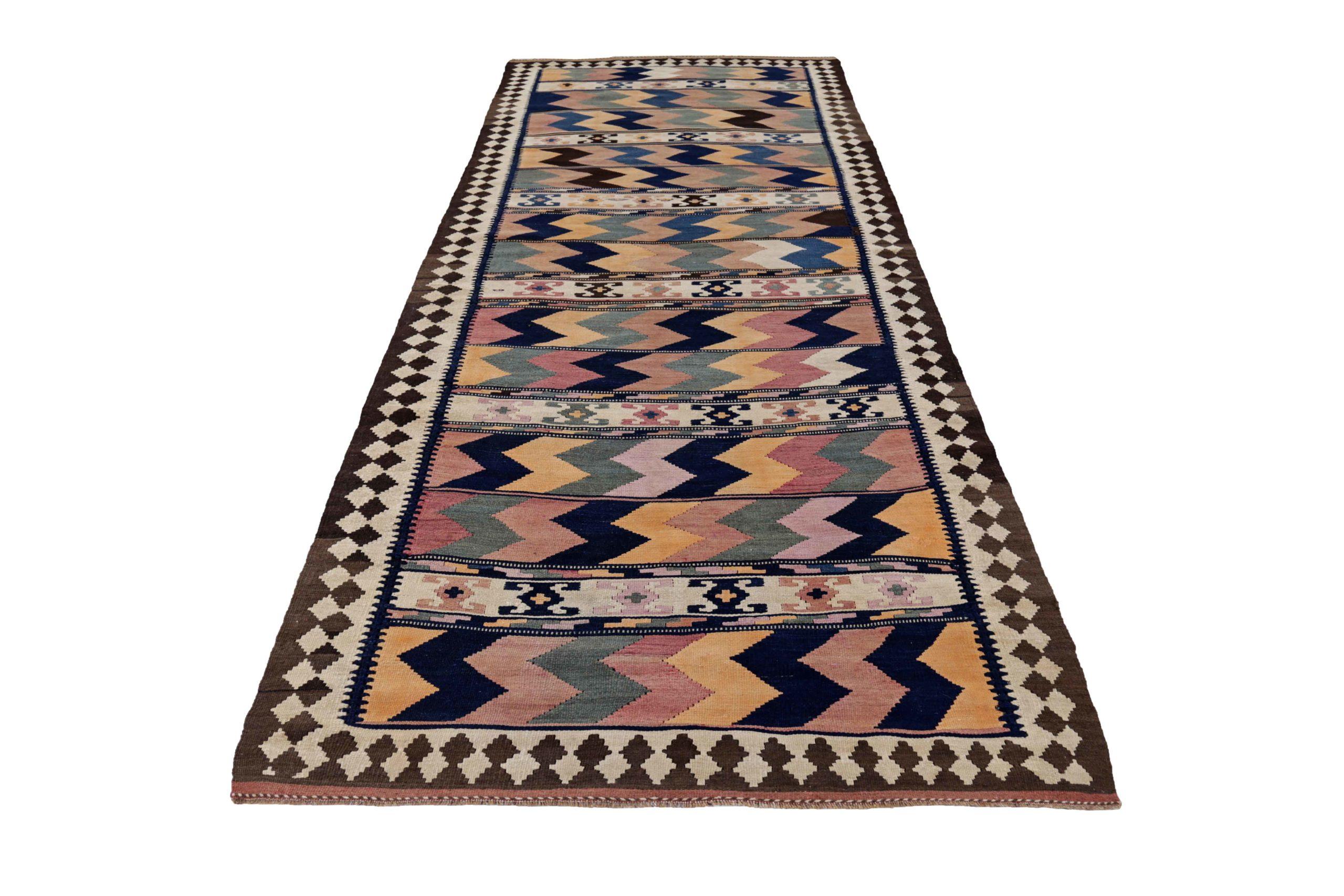 Entdecken Sie die Eleganz der persischen Kilim mit Teppichen um 1910. Dieses exklusive Design aus Wolle und SchwarzBlauElfenbeinPinkGelb ist perfekt, um Ihren Raum zu verschönern.