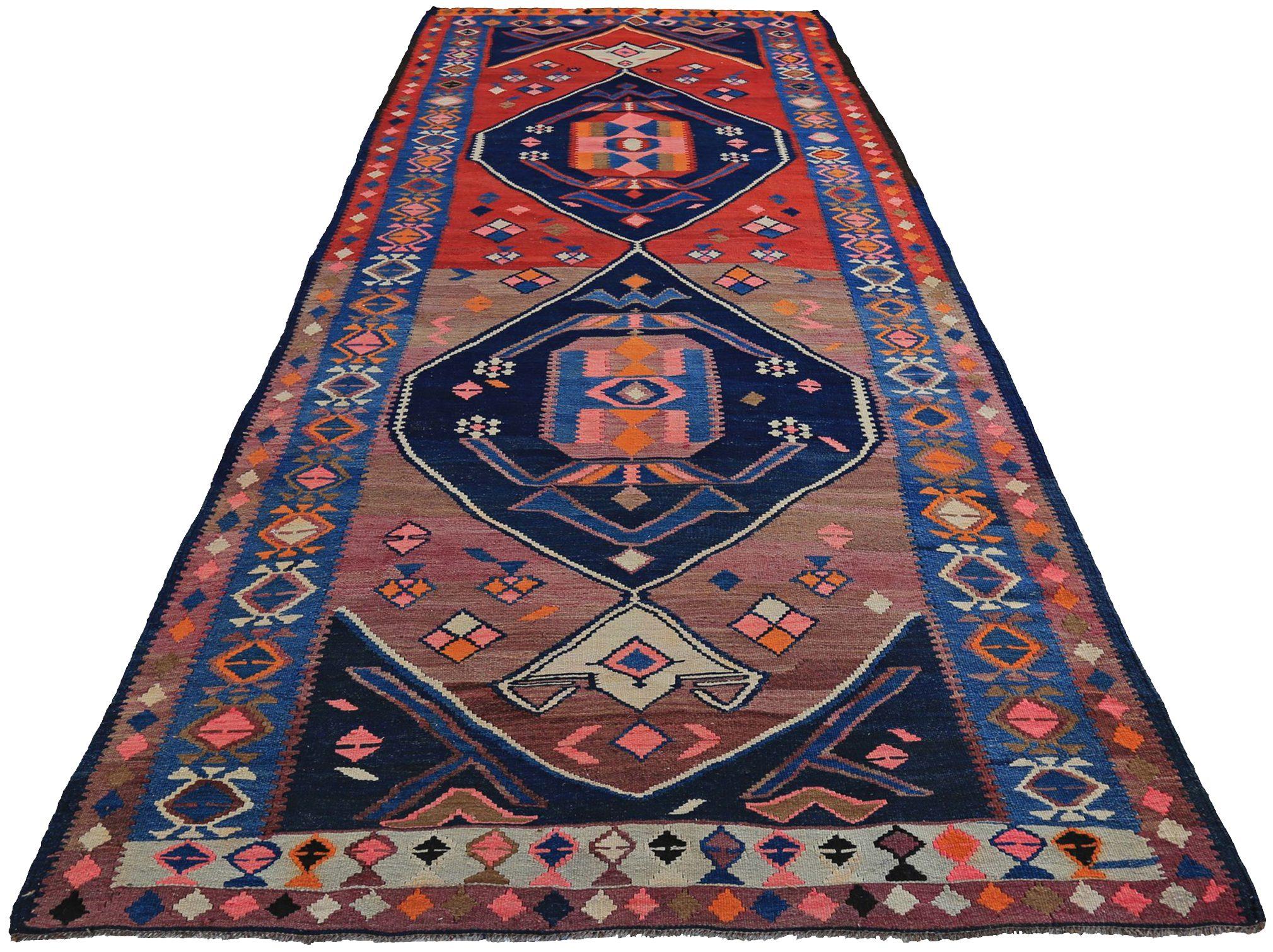 Entdecken Sie die Eleganz der persischen Kilim mit Teppichen um 1910. Dieses exklusive Design aus Wolle und Schwarz-Blau-Rot ist perfekt, um Ihren Raum zu verschönern.