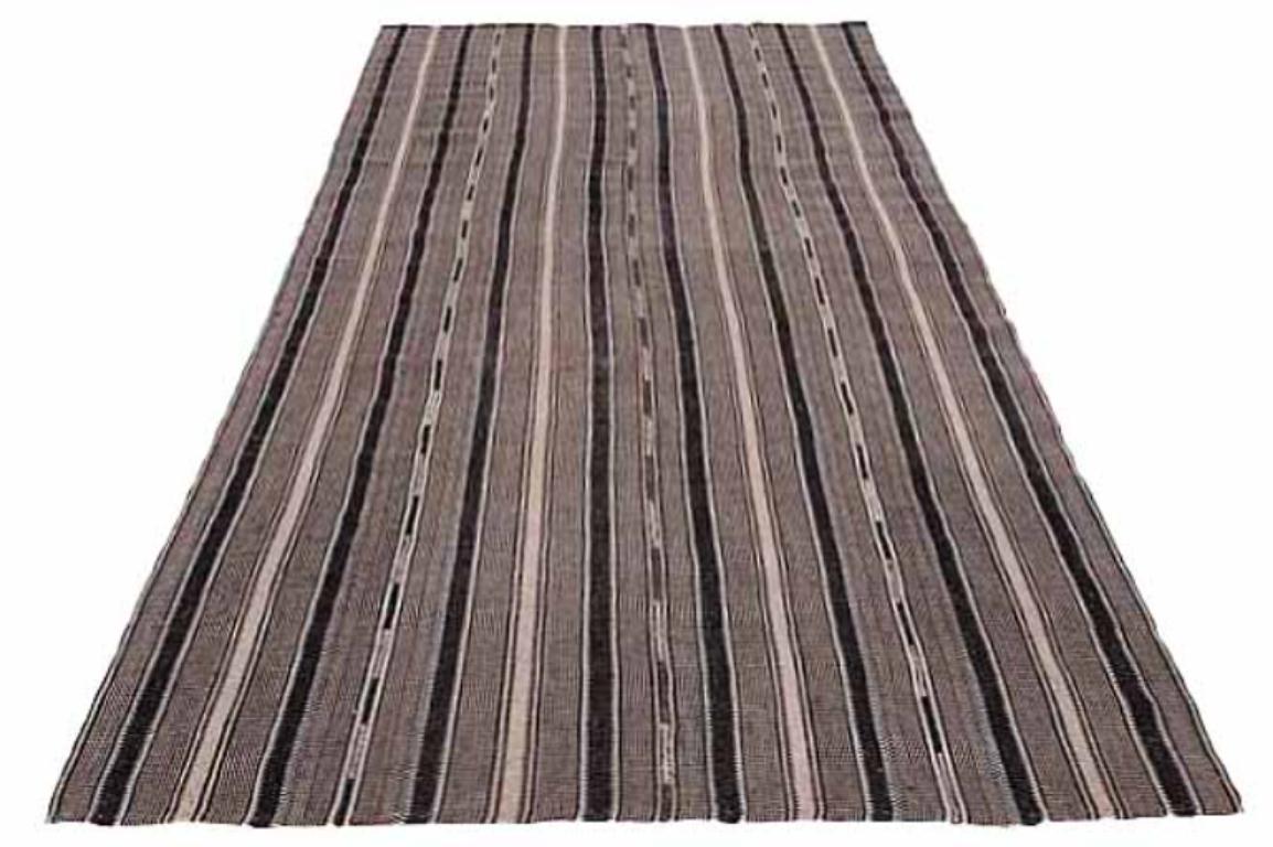 Scopri l'eleganza dei tappeti persiani Rug & Kilim del 1910. Progettato con lana e nero-marrone-avorio, questo design esclusivo è perfetto per valorizzare il tuo spazio.