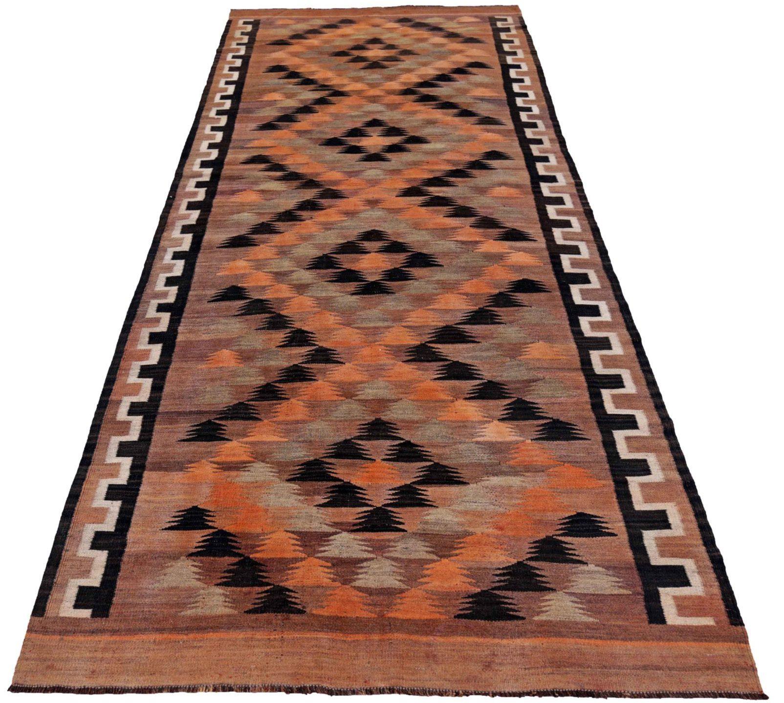 Scopri l'eleganza dei tappeti persiani Rug & Kilim del 1910. Progettato con lana e nero-marrone-arancio, questo design esclusivo è perfetto per valorizzare il tuo spazio.