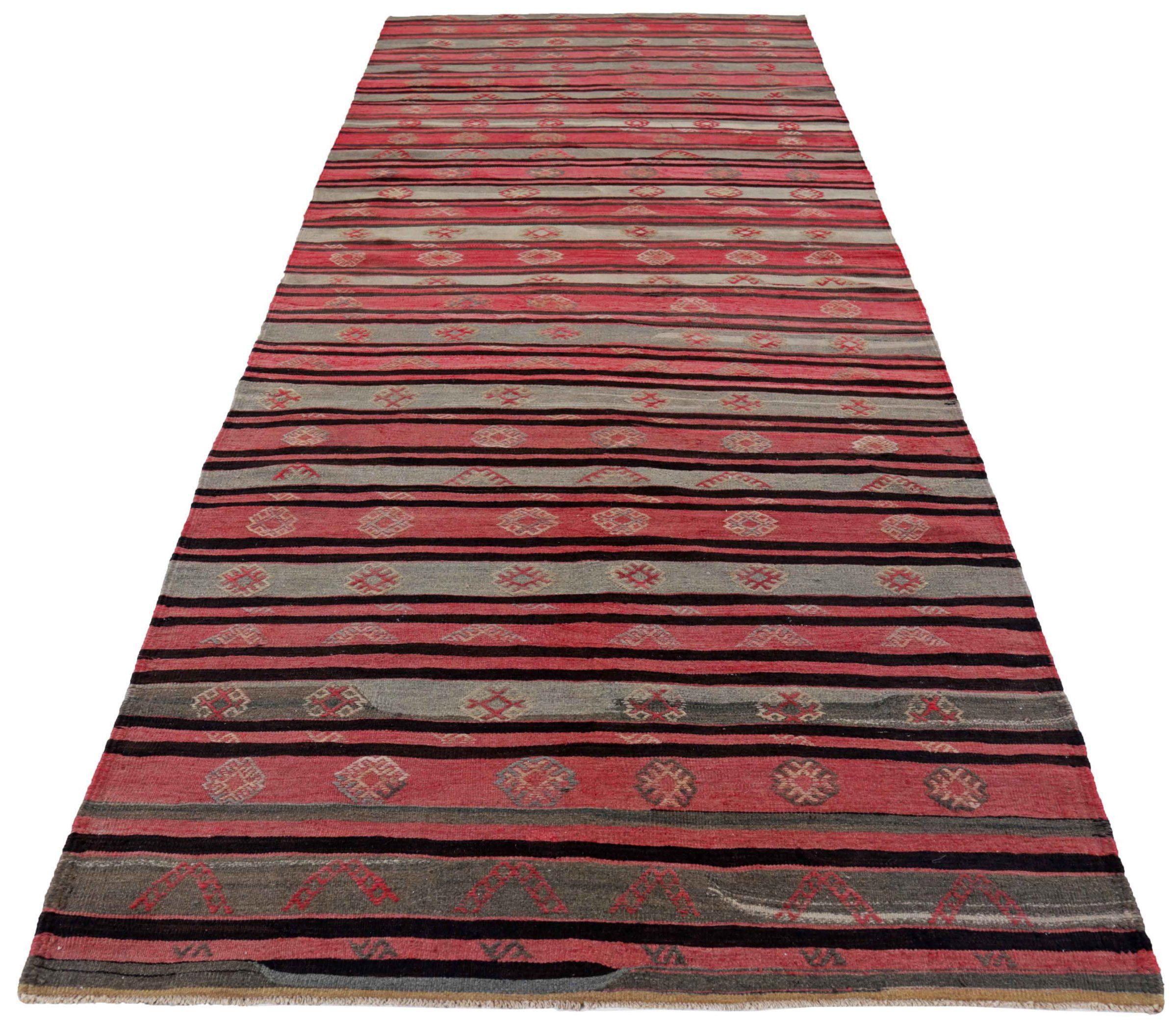 Entdecken Sie die Eleganz der persischen Kilim mit Teppichen um 1910. Dieses exklusive Design aus Wolle und SchwarzGrauPink ist perfekt, um Ihren Raum zu verschönern.