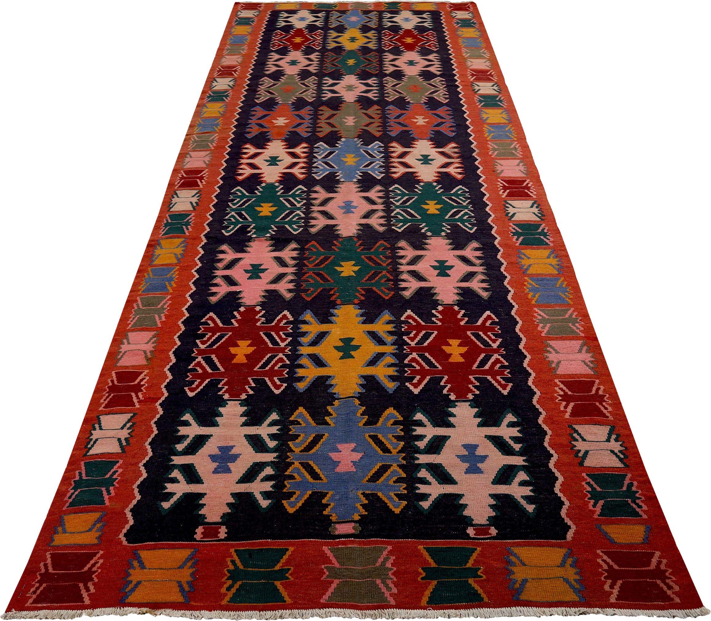 Entdecken Sie die Eleganz der persischen Kilim mit Teppichen um 1910. Dieses exklusive Design aus Wolle und SchwarzGrünPink ist perfekt, um Ihren Raum zu verschönern.