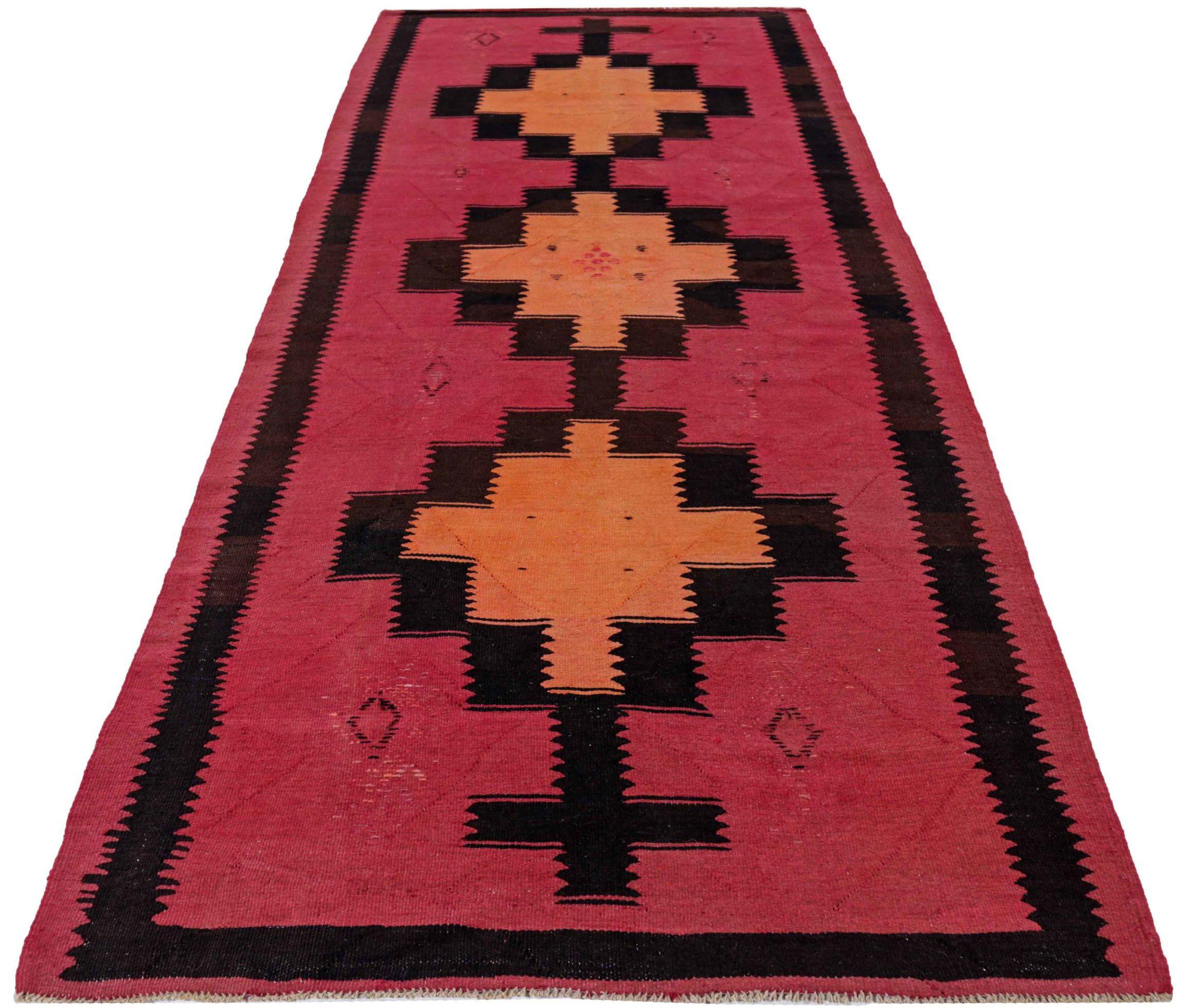 Entdecken Sie die Eleganz der persischen Kilim mit Teppichen um 1910. Dieses exklusive Design aus Wolle und BlackOrangePink ist perfekt, um Ihren Raum zu verschönern.