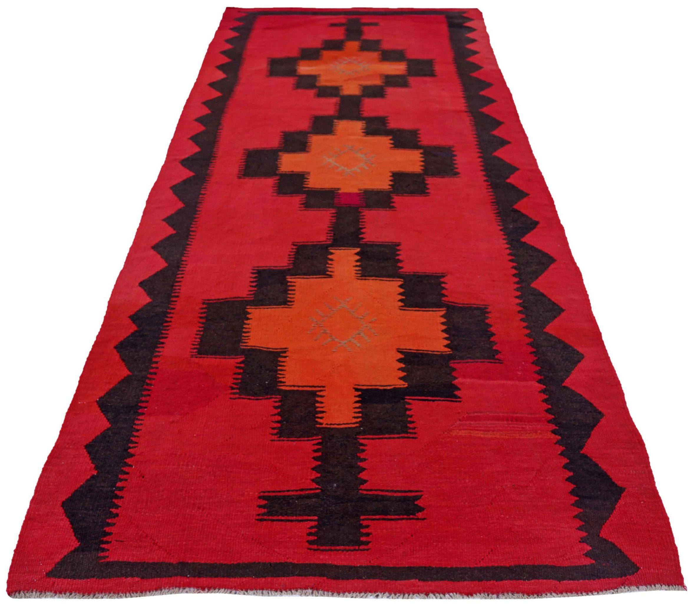 Entdecken Sie die Eleganz der persischen Kilim mit Teppichen um 1910. Dieses exklusive Design aus Wolle und SchwarzOrangeRot ist perfekt, um Ihren Raum zu verschönern.