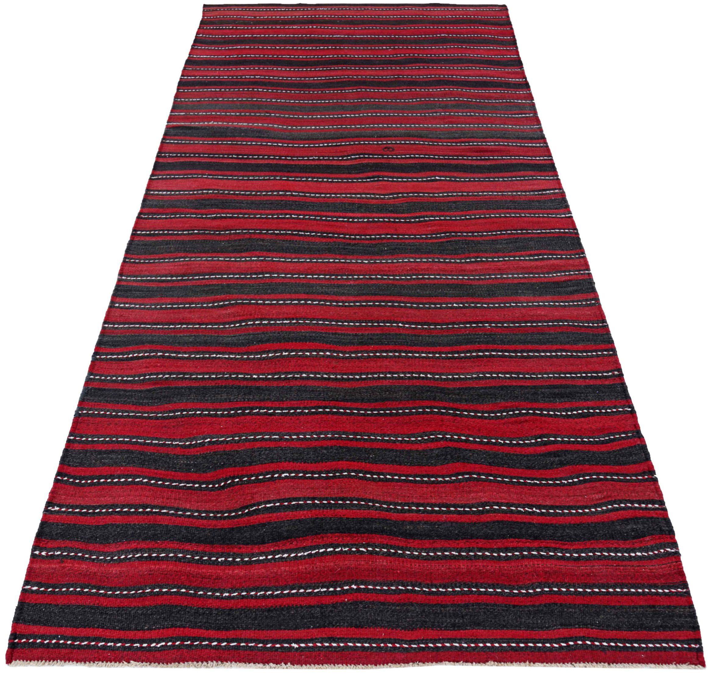 Entdecken Sie die Eleganz der persischen Kilim mit Teppichen um 1910. Dieses exklusive Design aus Wolle und BlackRed ist perfekt, um Ihren Raum zu verschönern.