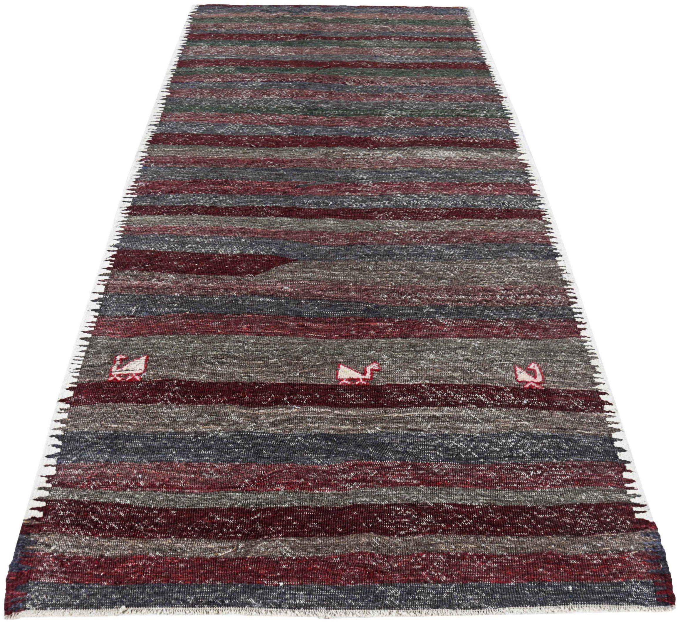 Entdecken Sie die Eleganz der persischen Kilim mit Teppichen um 1910. Dieses exklusive Design aus Wolle und BlauBraunGrauRot ist perfekt, um Ihren Raum zu verschönern.