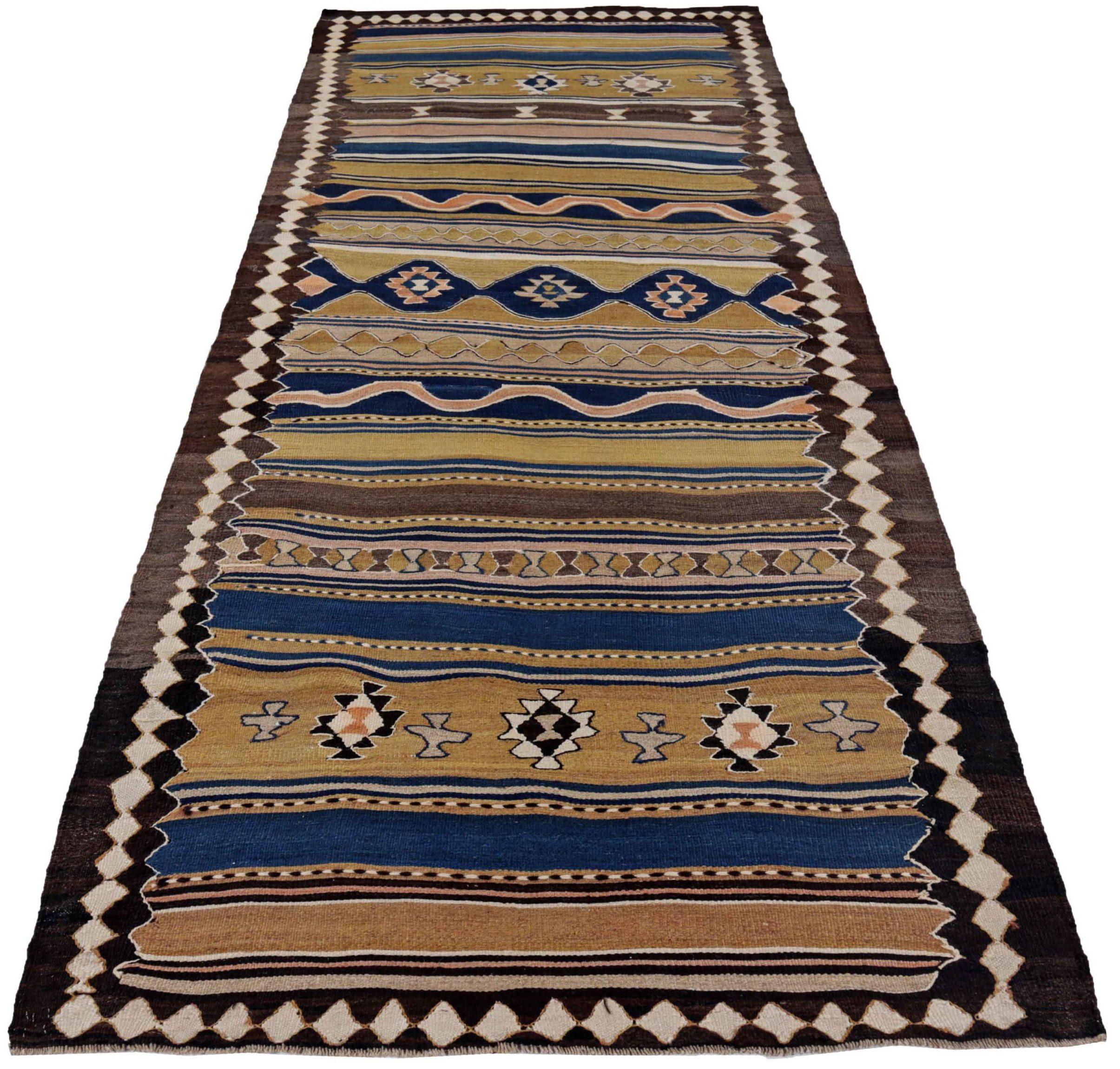 Entdecken Sie die Eleganz der persischen Kilim mit Teppichen um 1910. Dieses exklusive Design aus Wolle und BlauBraunGrünElfenbein ist perfekt, um Ihren Raum zu verschönern.