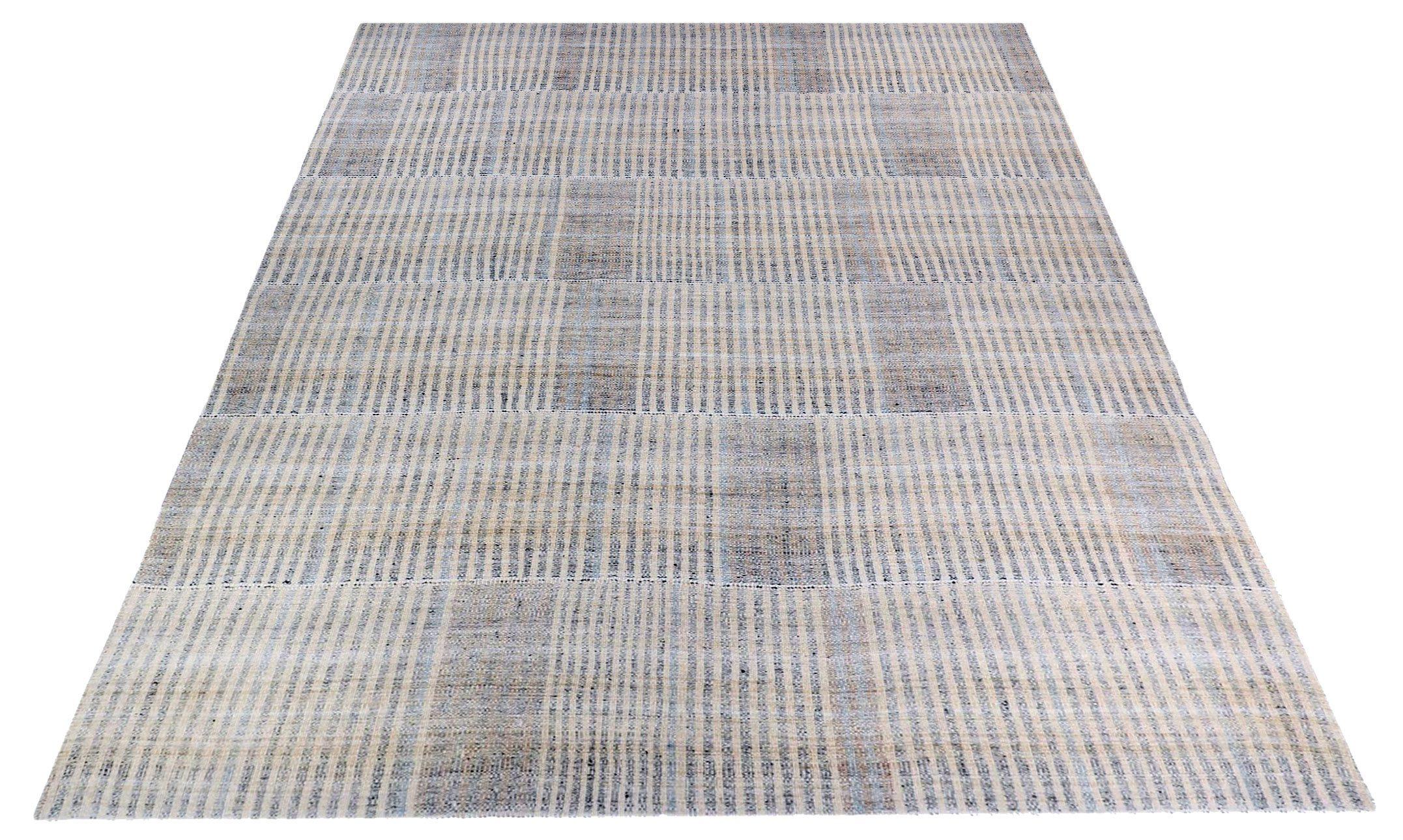Descubre la elegancia de las alfombras persas Kilim de Circa 1910. Diseñado con lana y azul-marrón-marfil, este diseño exclusivo es perfecto para realzar tu espacio.