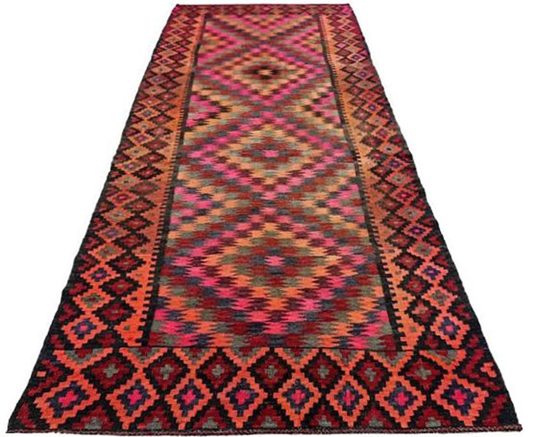 Découvrez l'élégance des Rug & Kilim persans présentant des tapis de zone de Circa 1910. Conçu avec de la laine et du bleu-vert-orange-rose-jaune, ce design exclusif est parfait pour mettre en valeur votre espace.