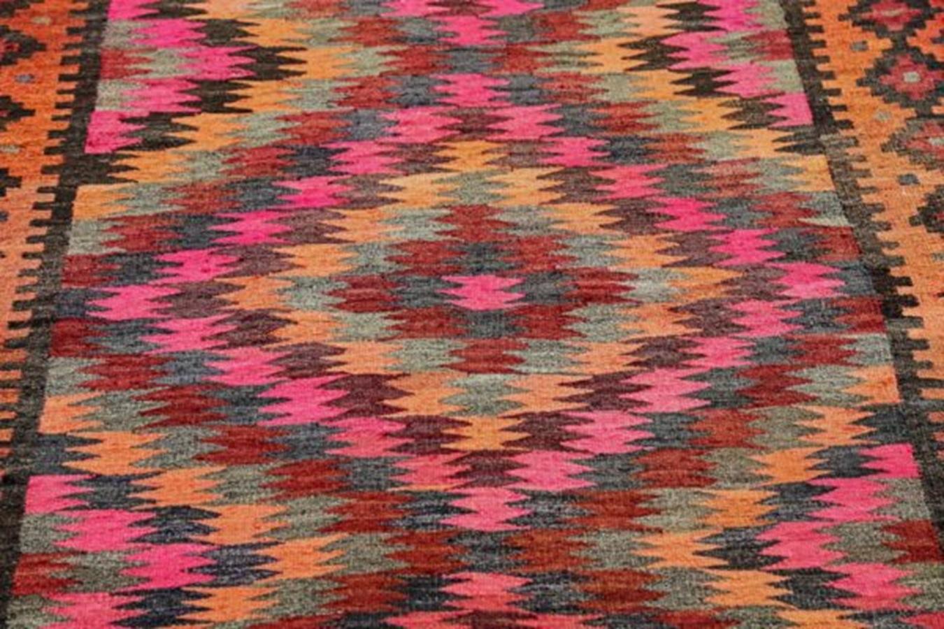 Asiatique Tapis persans Kilim datant d'environ 1910 - Laine bleu vert orange rose jaune - 91242 en vente