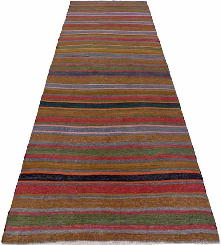Entdecken Sie die Eleganz der persischen Kilim mit Teppichen um 1910. Dieses exklusive Design aus Wolle und BlauGrünPinkPurpelrot ist perfekt, um Ihren Raum zu verschönern.