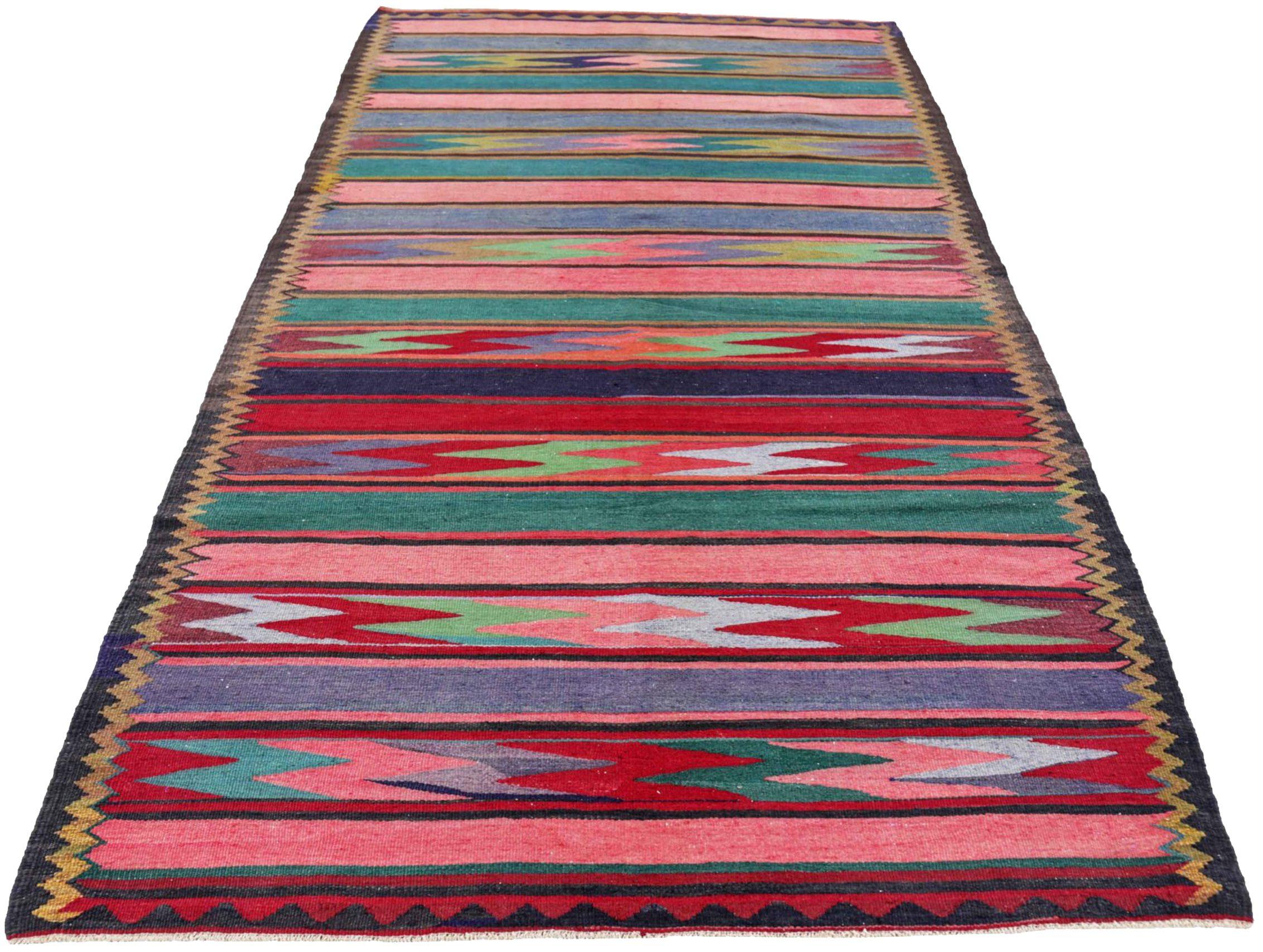 Entdecken Sie die Eleganz der persischen Kilim mit Teppichen um 1910. Dieses exklusive Design mit Wolle und BlauGrünRosaRot ist perfekt, um Ihren Raum zu verschönern.