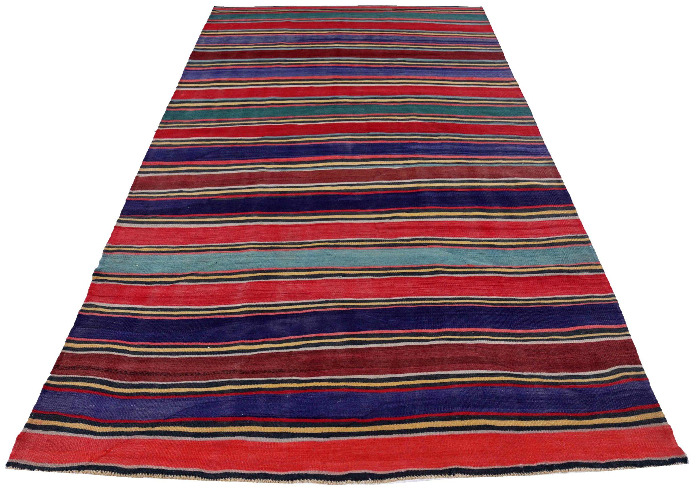 Découvrez l'élégance des Rug & Kilim persans présentant des tapis de zone de Circa 1910. Conçu avec de la laine et du bleuvert-rouge-jaune, ce design exclusif est parfait pour mettre en valeur votre espace.