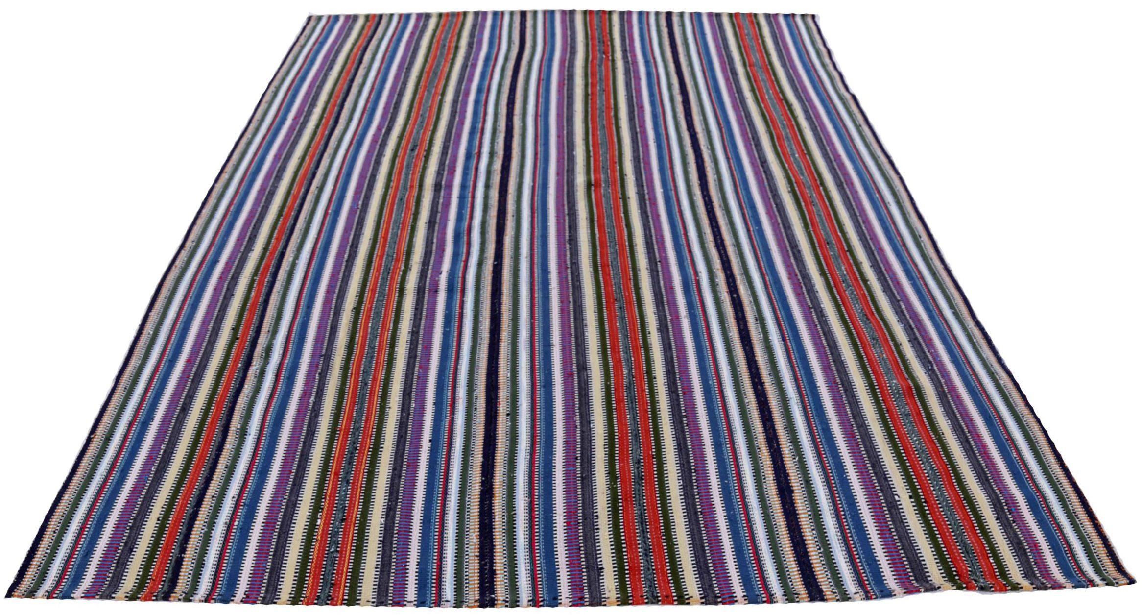 Entdecken Sie die Eleganz der persischen Kilim mit Teppichen um 1910. Dieses exklusive Design aus Wolle und BlauElfenbeinPurpurrot ist perfekt, um Ihren Raum zu verschönern.