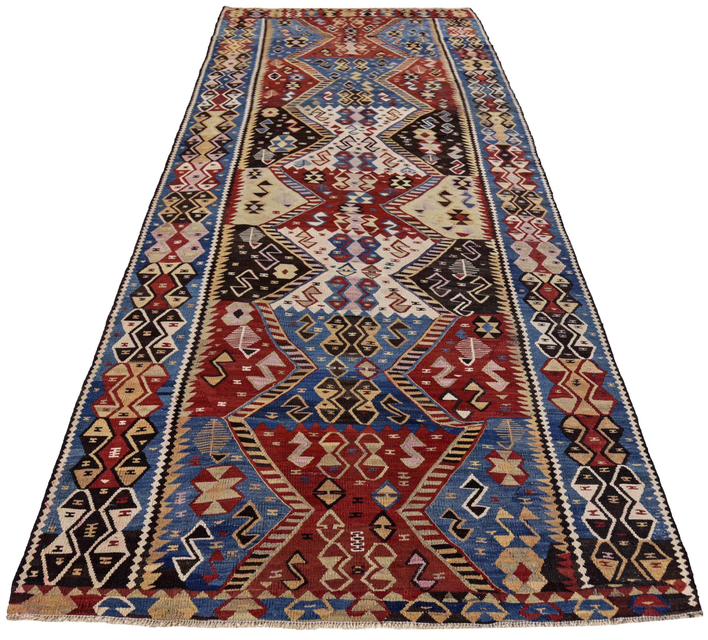 Découvrez l'élégance des Rug & Kilim persans présentant des tapis de zone de Circa 1910. Conçu avec de la laine et du bleuIvoireRougeJaune, ce design exclusif est parfait pour mettre en valeur votre espace.