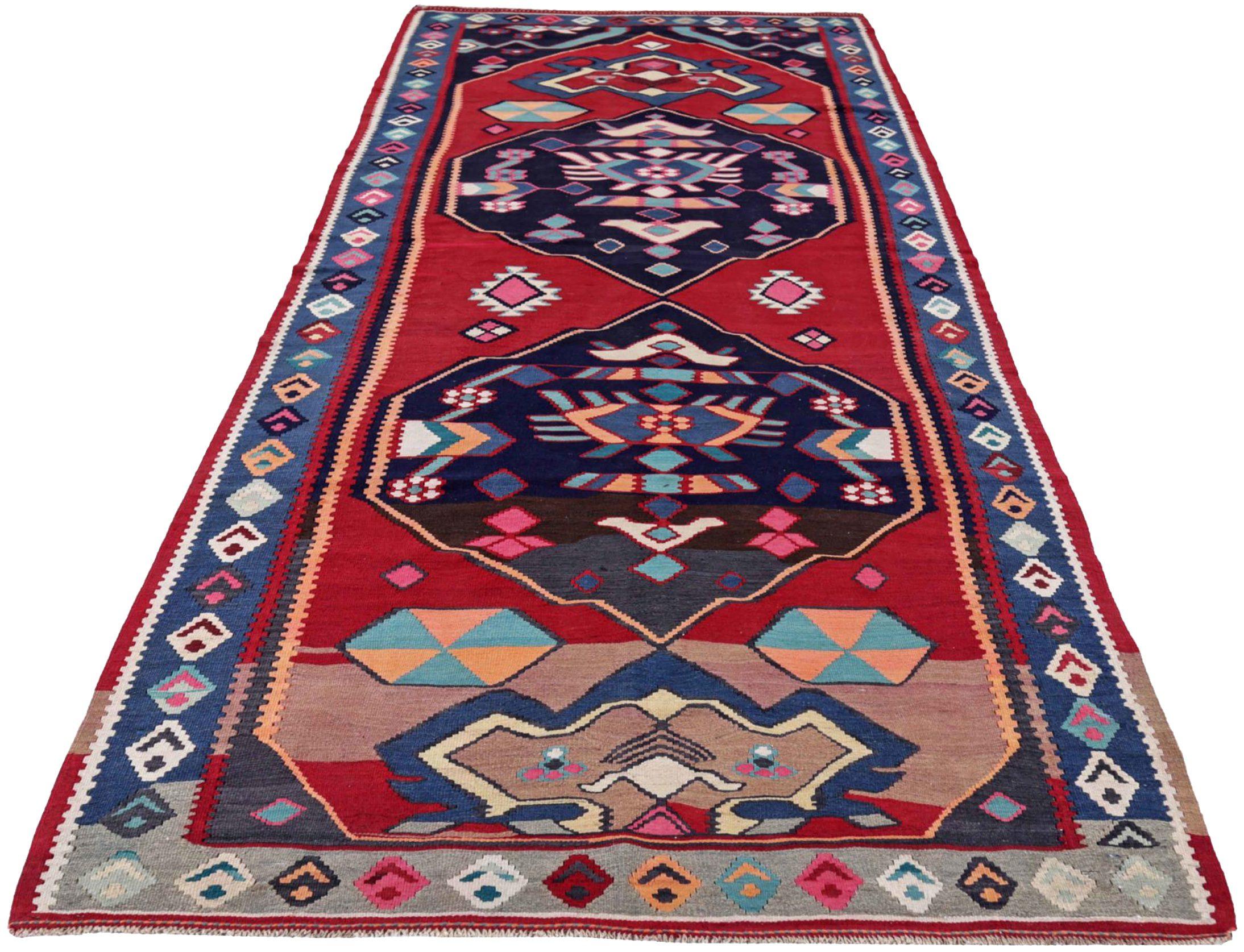 Entdecken Sie die Eleganz der persischen Kilim mit Teppichen um 1910. Dieses exklusive Design aus Wolle und BlauMarineblauRot ist perfekt, um Ihren Raum aufzuwerten.