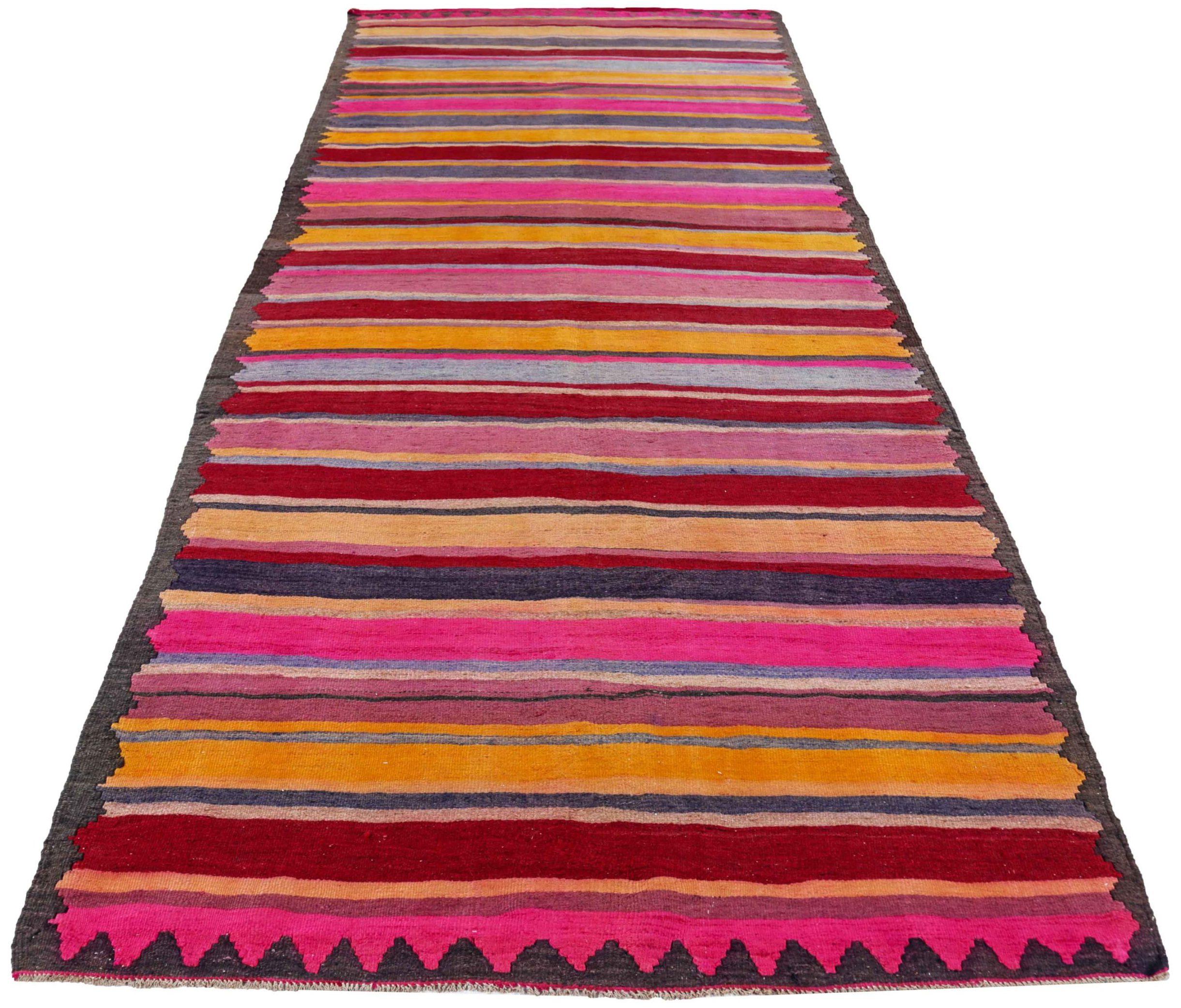 Entdecken Sie die Eleganz der persischen Kilim mit Teppichen um 1910. Dieses exklusive Design aus Wolle und BlauOrangeRosaRot ist perfekt, um Ihren Raum zu verschönern.