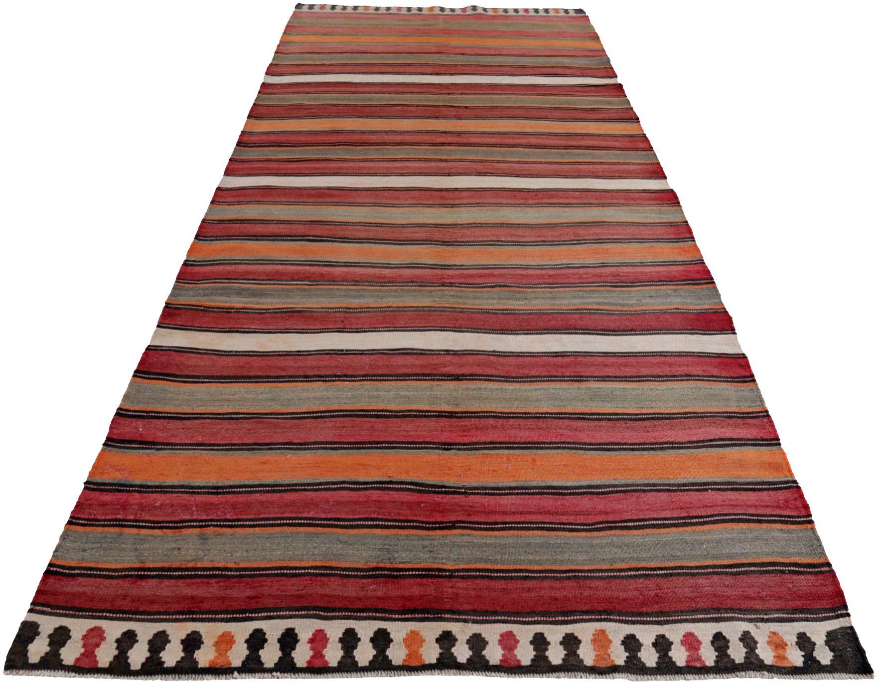 Entdecken Sie die Eleganz der persischen Kilim mit Teppichen um 1910. Dieses exklusive Design aus Wolle und BlauOrangeRot ist perfekt, um Ihren Raum zu verschönern.