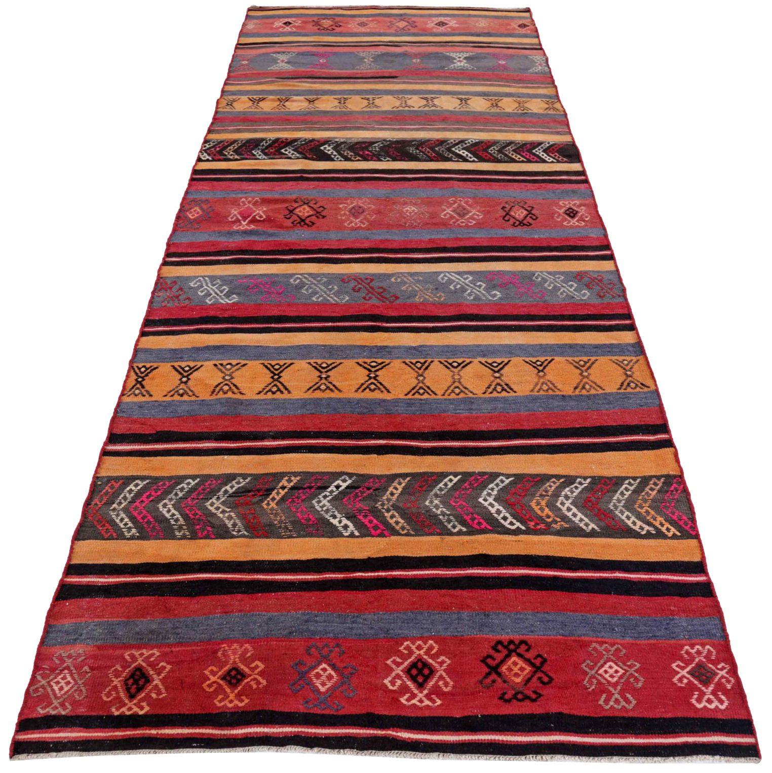 Découvrez l'élégance des Rug & Kilim persans présentant des tapis de zone de Circa 1910. Conçu avec de la laine et du bleu/orange/jaune, ce design exclusif est parfait pour mettre en valeur votre espace.