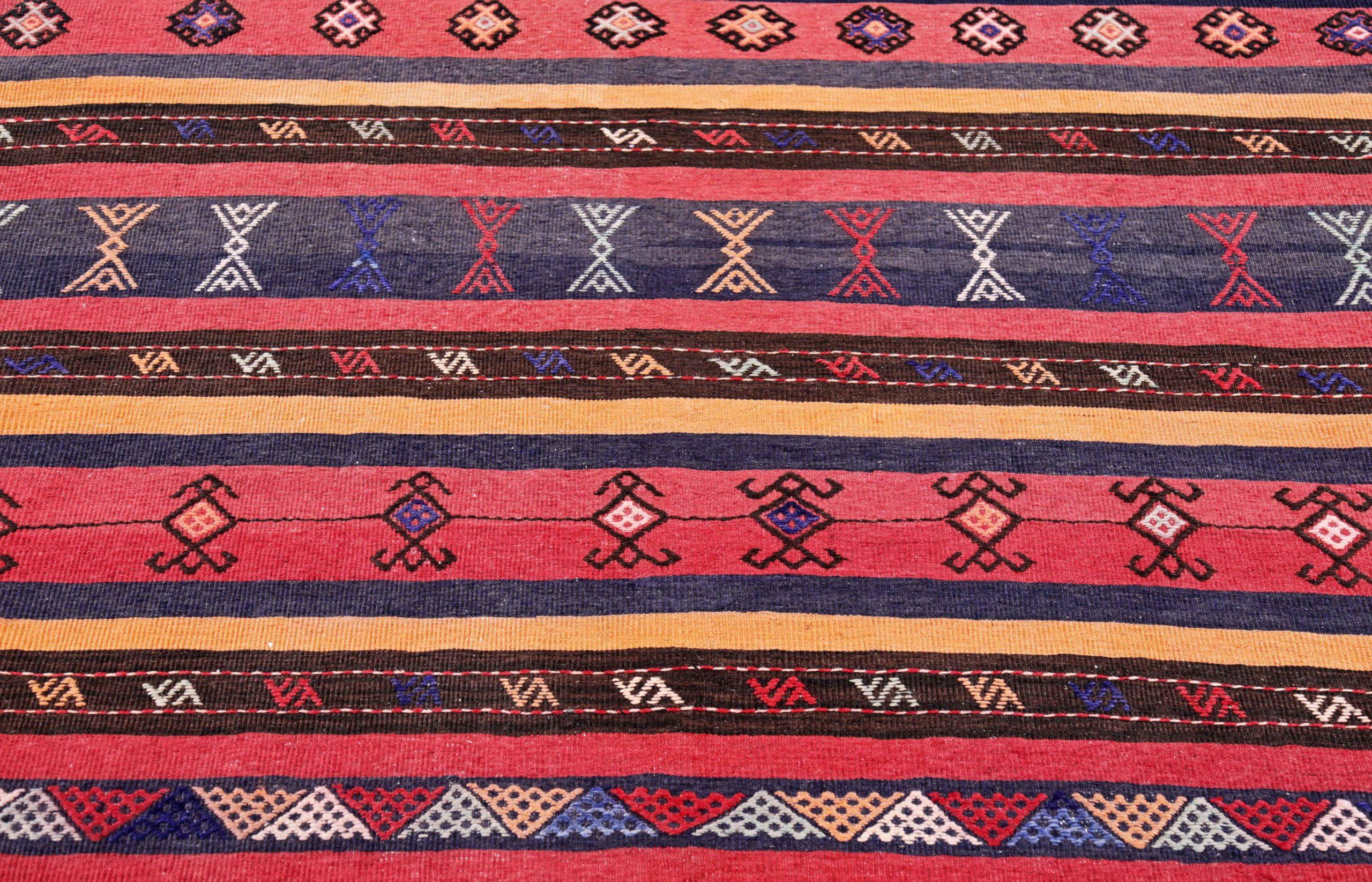 Asiatique Tapis persans Kilim datant d'environ 1910 - Design en laine bleu rose rouge jaune - 91385 en vente