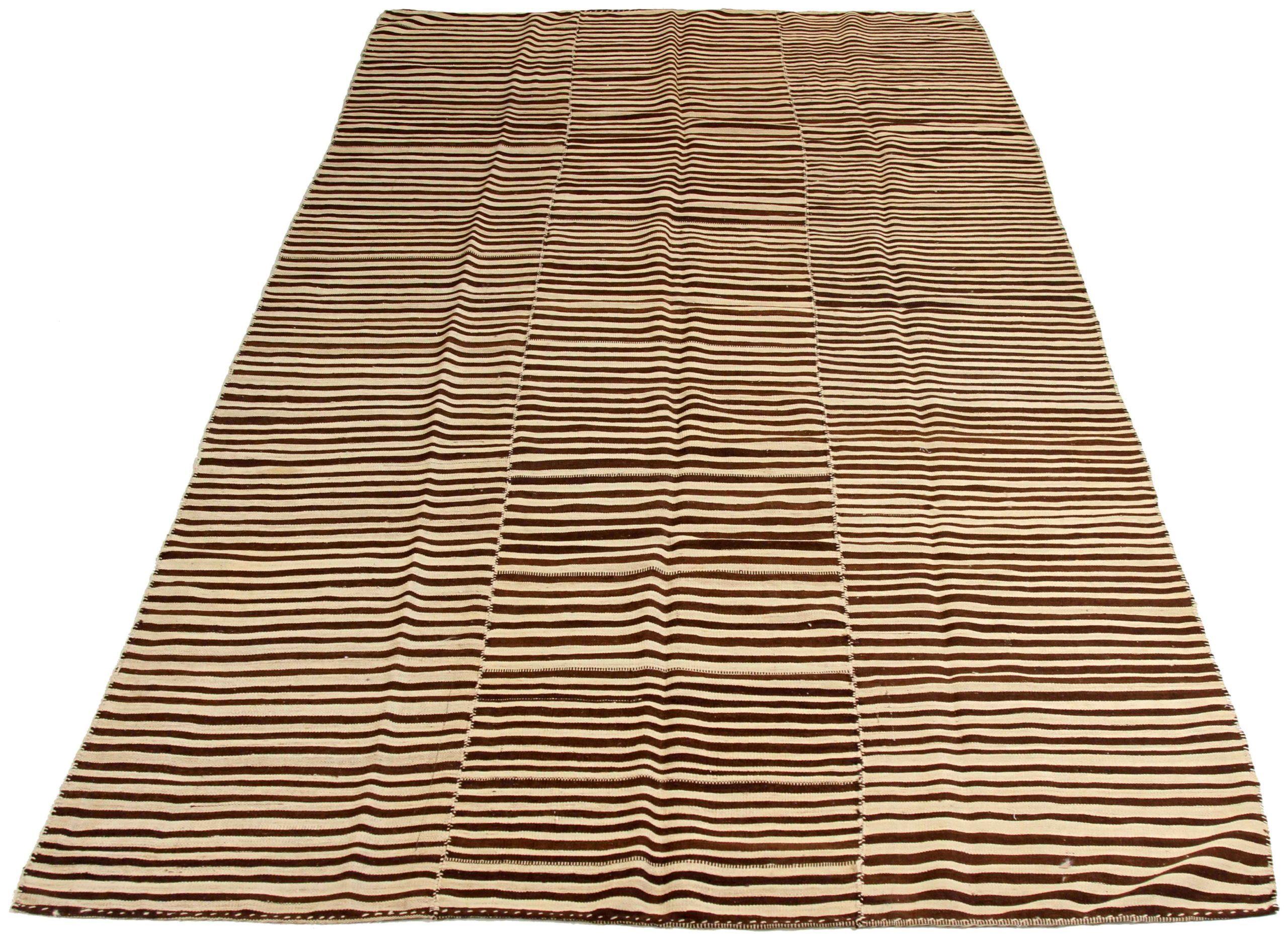 Scopri l'eleganza dei tappeti persiani Rug & Kilim del 1910. Progettato in lana e marrone-avorio, questo design esclusivo è perfetto per valorizzare il tuo spazio.