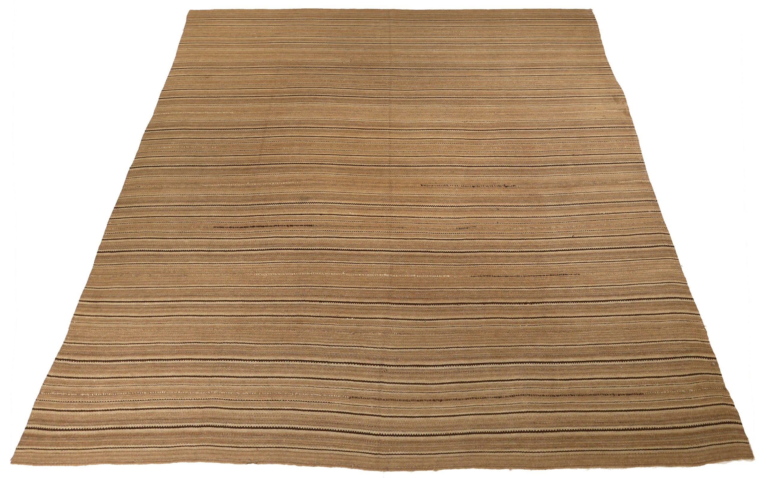 Scopri l'eleganza dei tappeti persiani Rug & Kilim del 1910. Progettato con lana e marrone-avorio-tortora, questo design esclusivo è perfetto per valorizzare il tuo spazio.