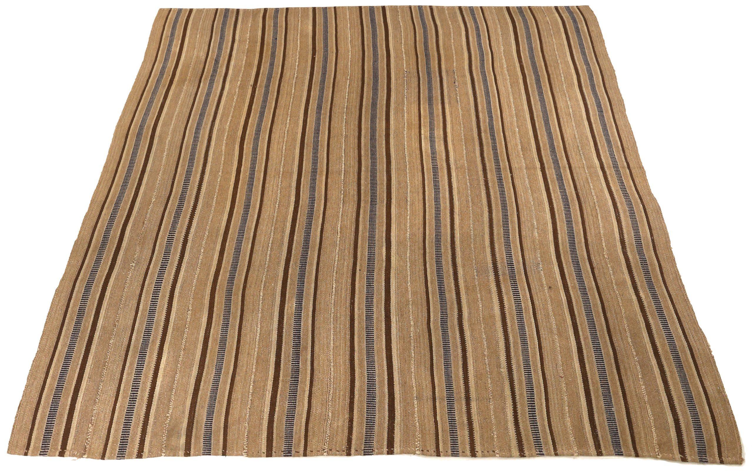 Découvrez l'élégance des Rug & Kilim persans présentant des tapis de zone de Circa 1910. Conçu avec de la laine et du BrownIvoryTaupe, ce design exclusif est parfait pour mettre en valeur votre espace.
