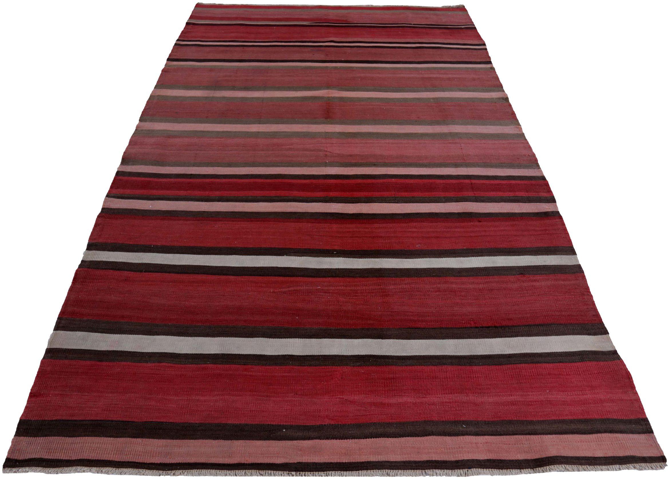 Découvrez l'élégance des Rug & Kilim persans présentant des tapis de zone de Circa 1910. Conçu avec de la laine et du BrownPinkRed, ce design exclusif est parfait pour mettre en valeur votre espace.