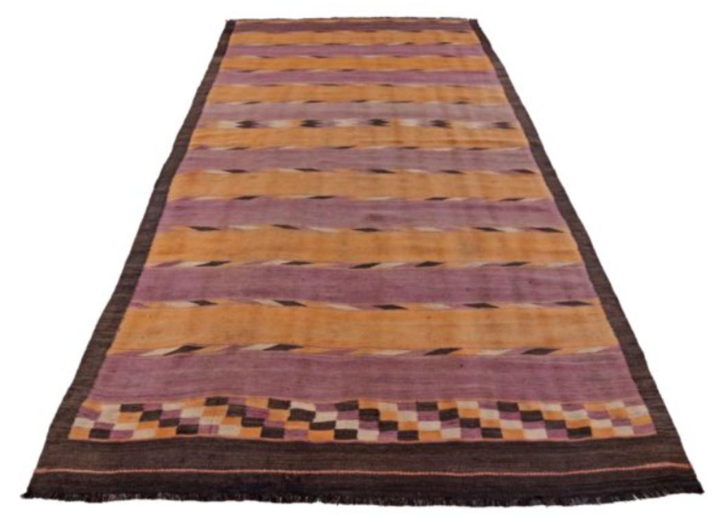 Scopri l'eleganza dei tappeti persiani Rug & Kilim del 1910. Progettato con lana e giallo marrone, questo design esclusivo è perfetto per valorizzare il tuo spazio.
