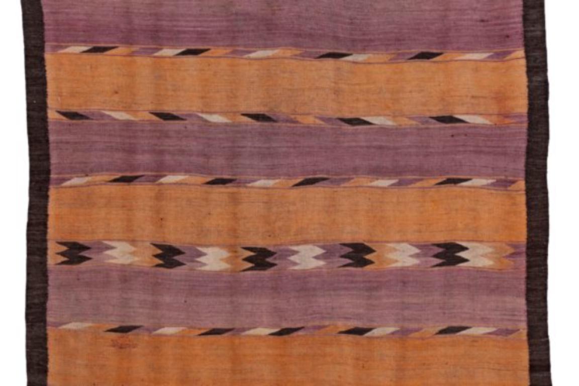 Asiatico Tappeti persiani Kilim del 1910 - Lana marrone, disegno giallo Purpel - 91358 in vendita