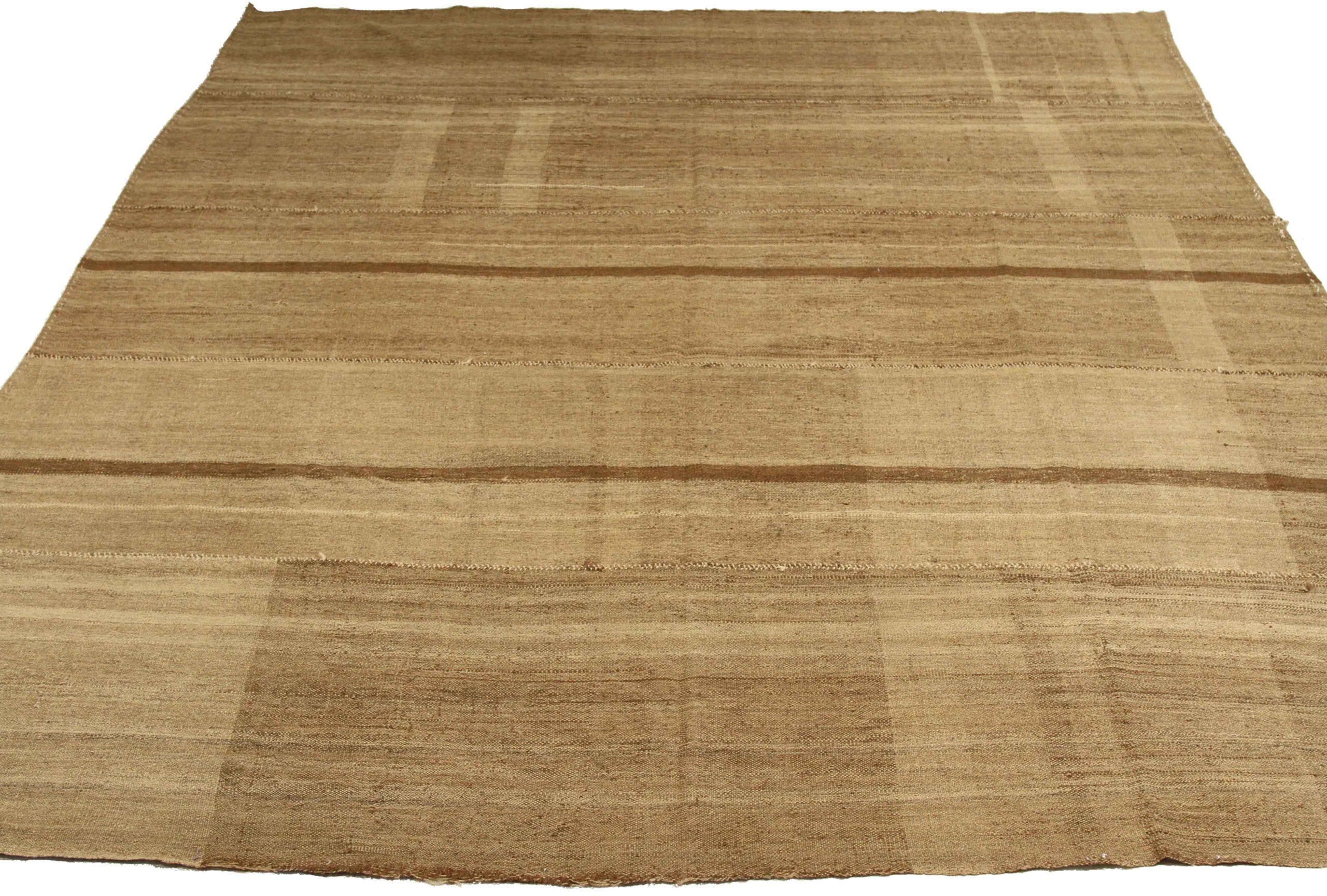 Entdecken Sie die Eleganz der persischen Kilim mit Teppichen um 1910. Dieses exklusive Design aus Wolle und Braun-Elfenbein-Taupe ist perfekt, um Ihren Raum zu verschönern.