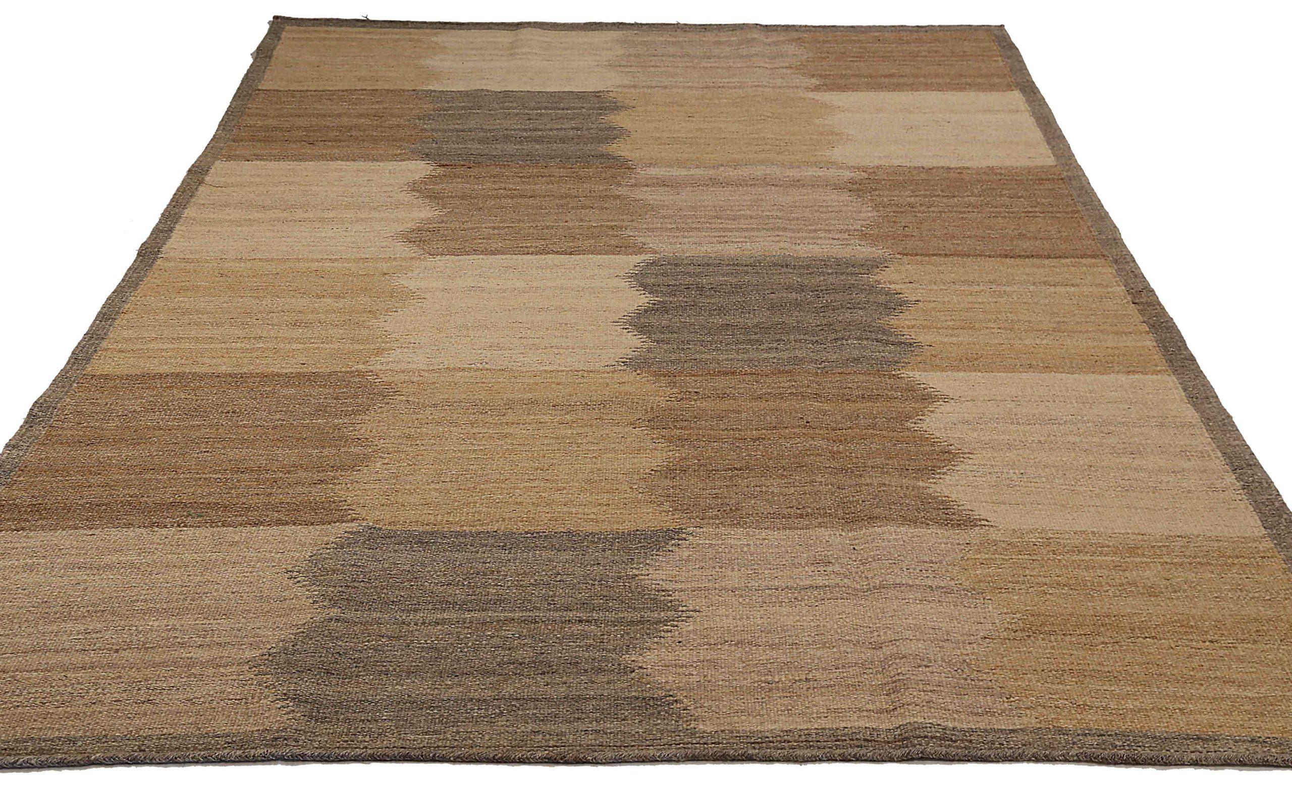 Scopri l'eleganza dei tappeti persiani Rug & Kilim del 1910. Progettato con lana e marrone-avorio-taupe-giallo, questo design esclusivo è perfetto per valorizzare il tuo spazio.