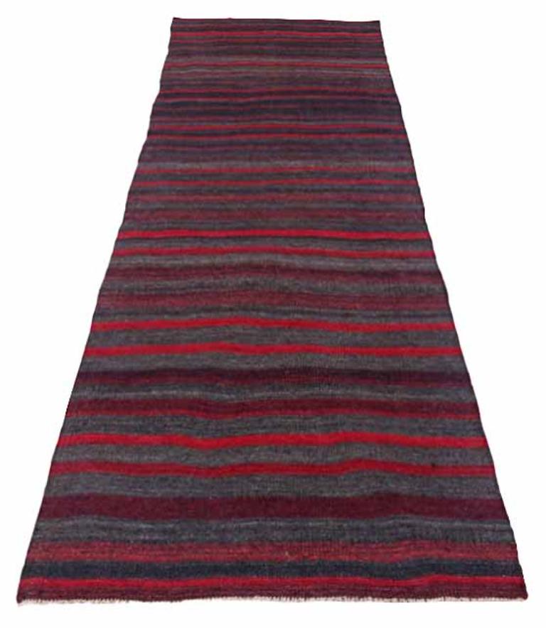 Entdecken Sie die Eleganz der persischen Kilim mit Teppichen um 1910. Dieses exklusive Design aus Wolle und GrayRed ist perfekt, um Ihren Raum zu verschönern.