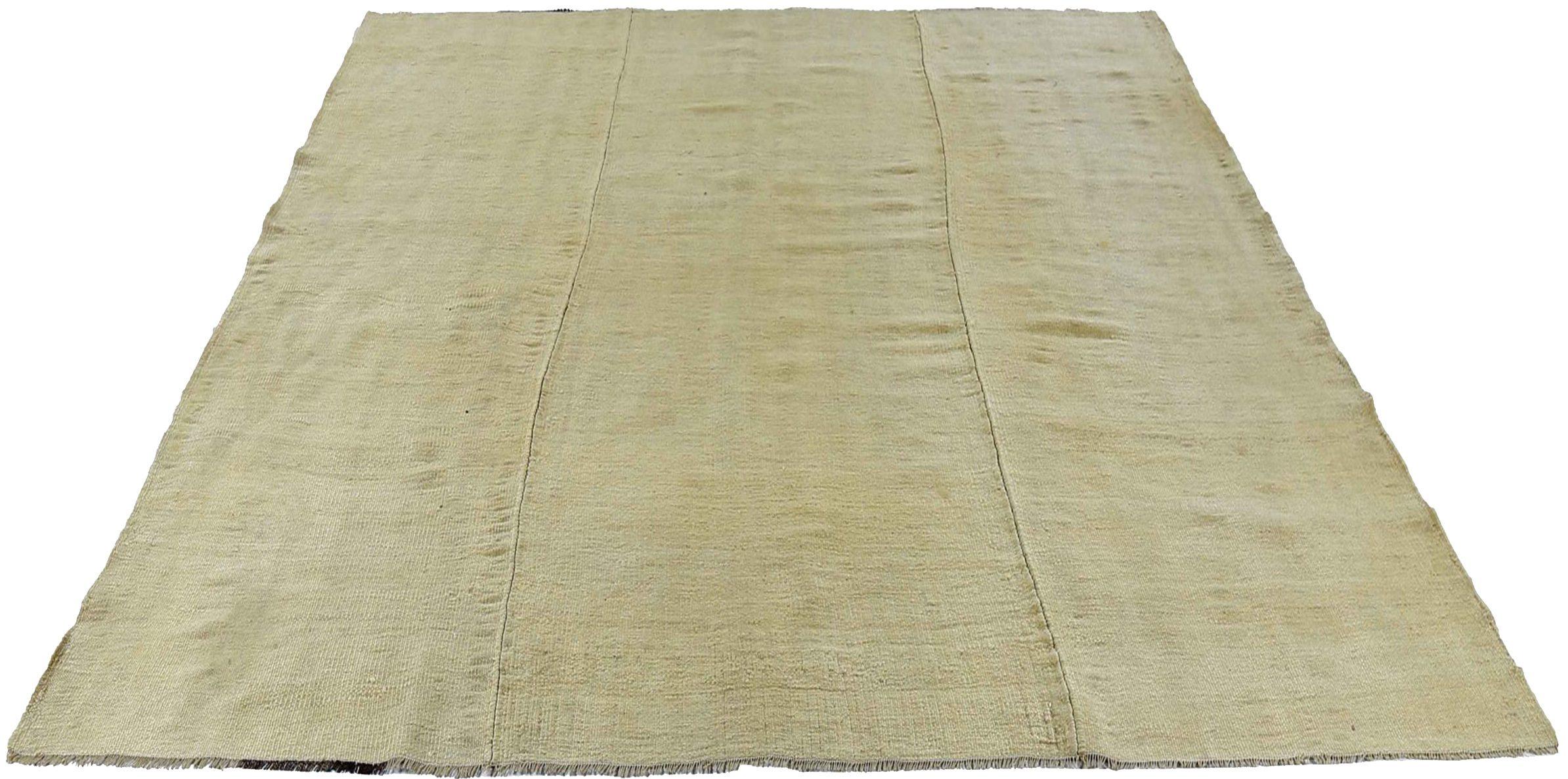 Découvrez l'élégance des Rug & Kilim persans présentant des tapis de zone de Circa 1910. Conçu avec de la laine et de l'ivoire, ce design exclusif est parfait pour mettre en valeur votre espace.