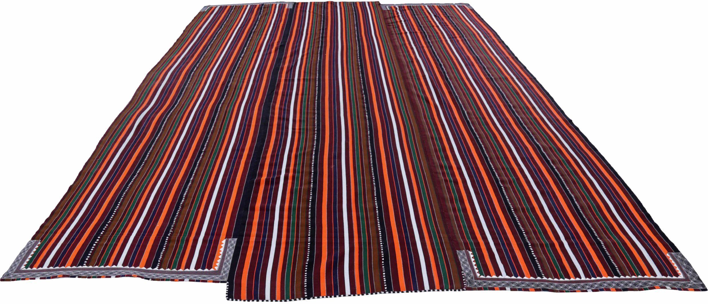 Descubre la elegancia de las alfombras persas Kilim de Circa 1910. Diseñado con lana y colores marfil, azul marino y naranja, este diseño exclusivo es perfecto para realzar tu espacio.